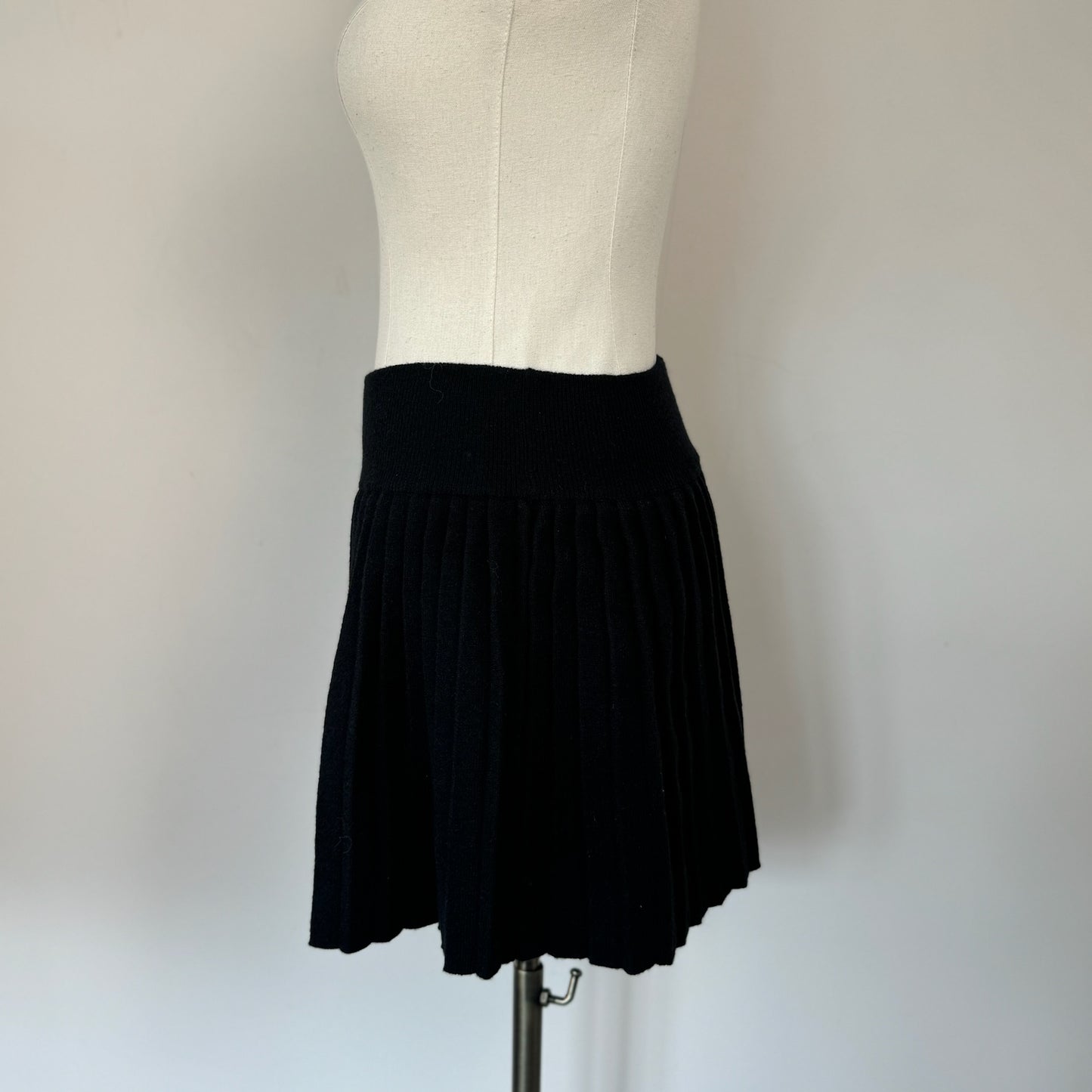 Black Pleated Knit Mini Skirt