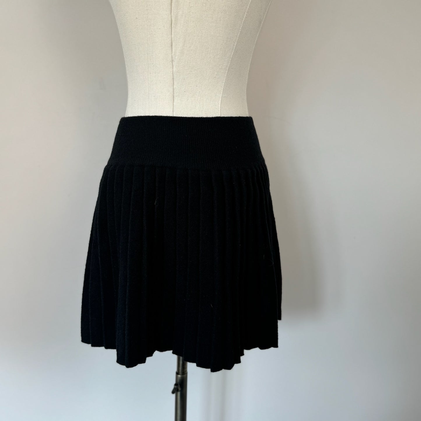 Black Pleated Knit Mini Skirt