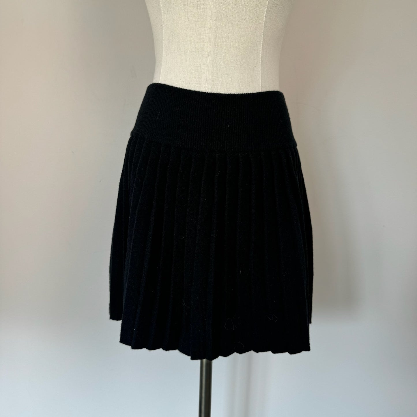 Black Pleated Knit Mini Skirt
