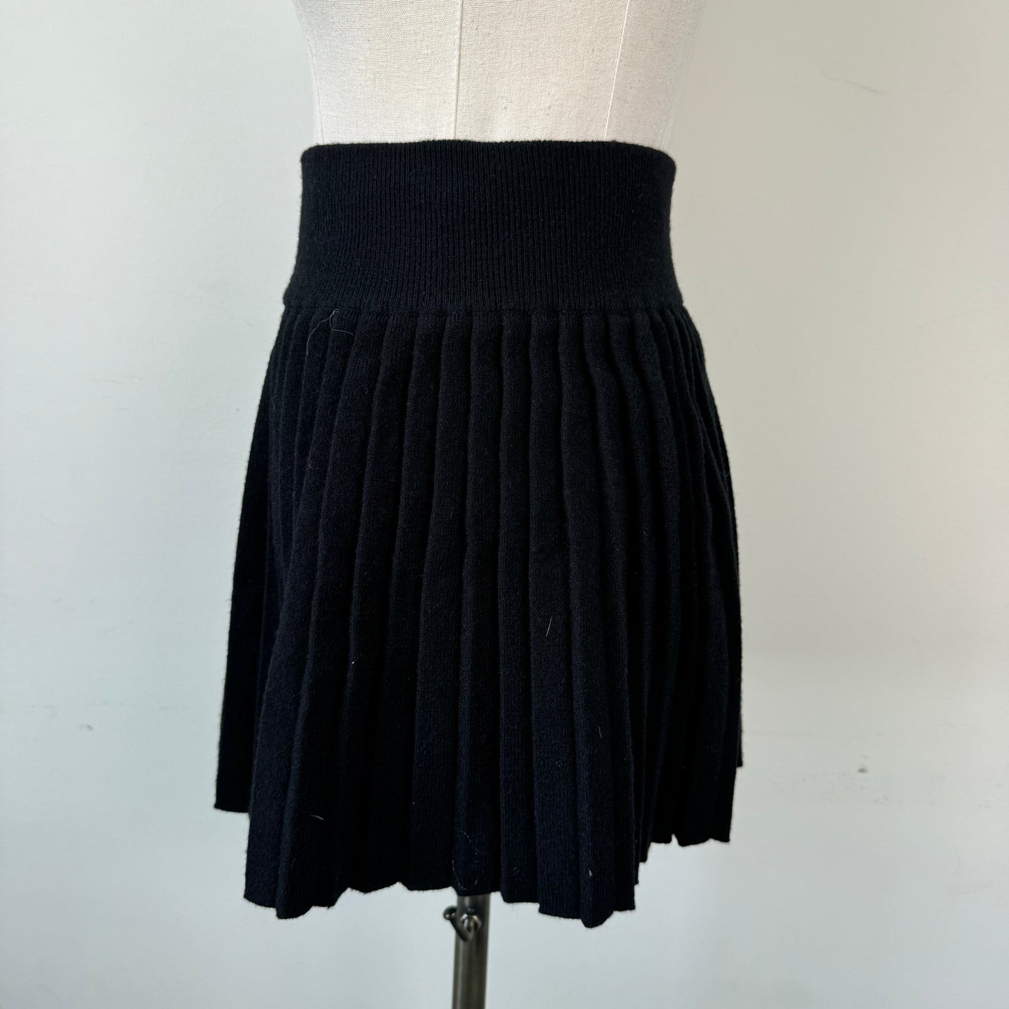 Black Pleated Knit Mini Skirt