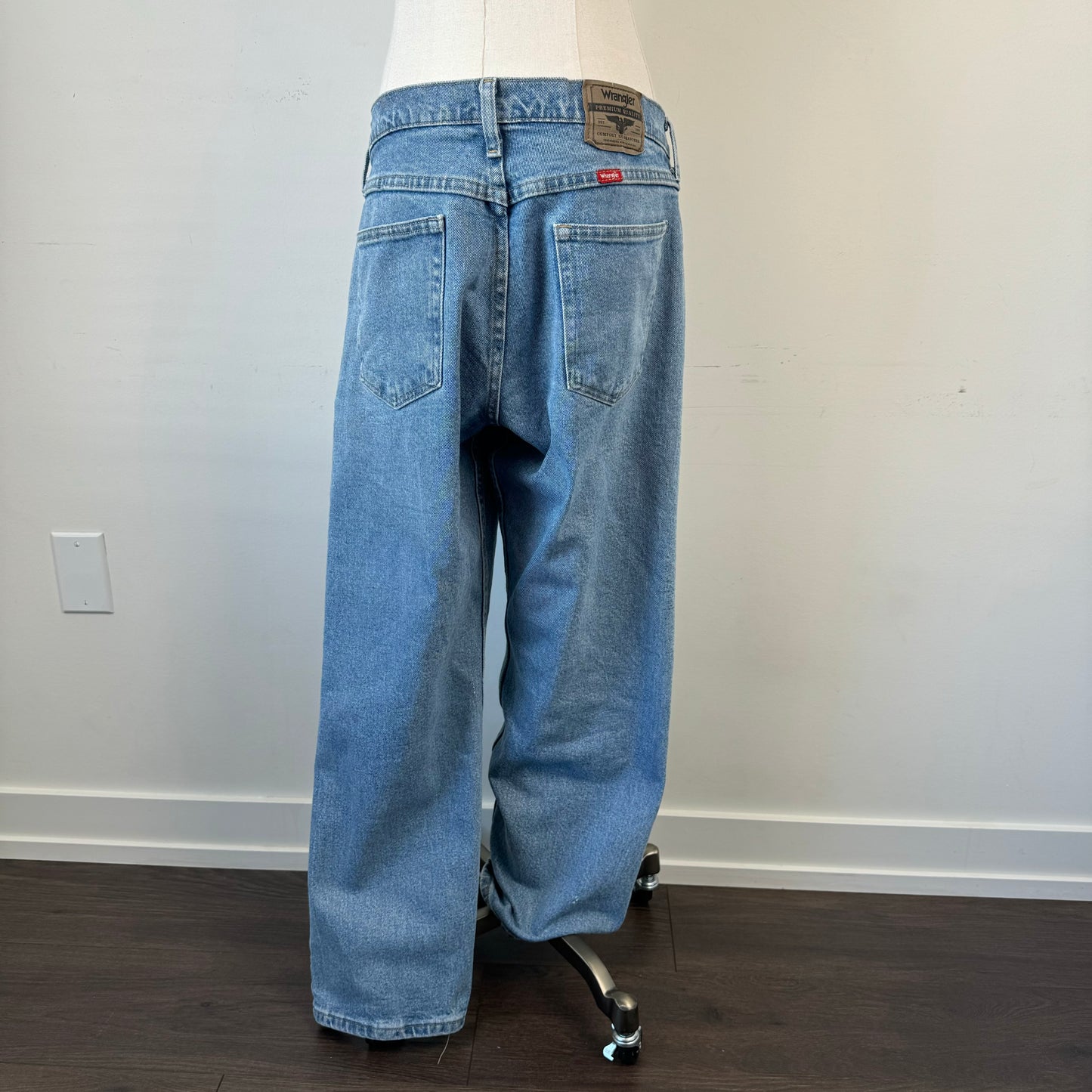 Wrangler Low Rise Baggy Jeans