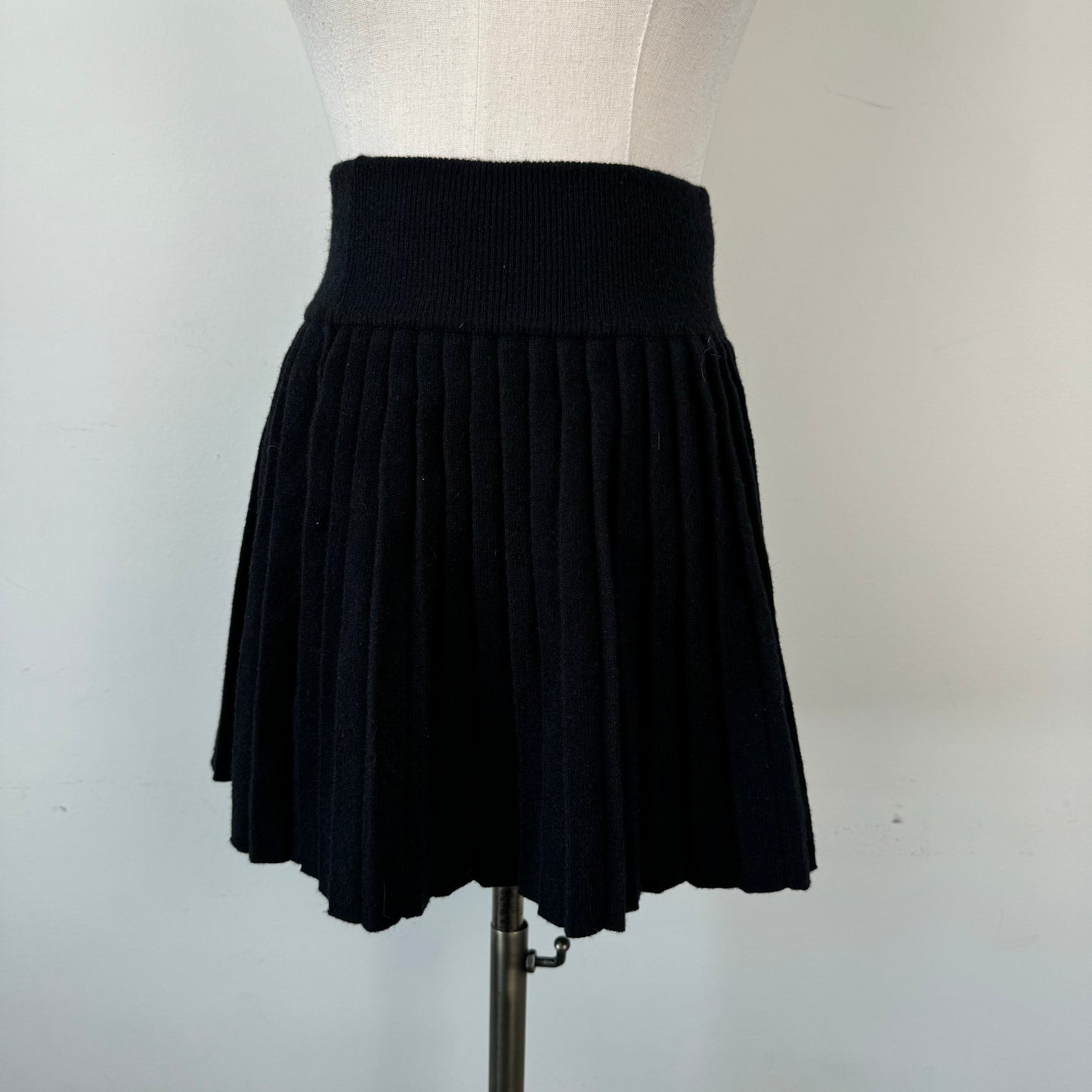 Black Pleated Knit Mini Skirt