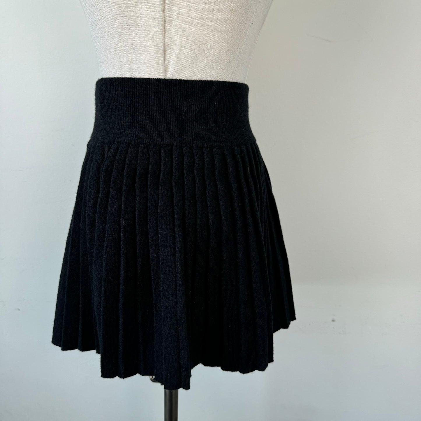 Black Pleated Knit Mini Skirt