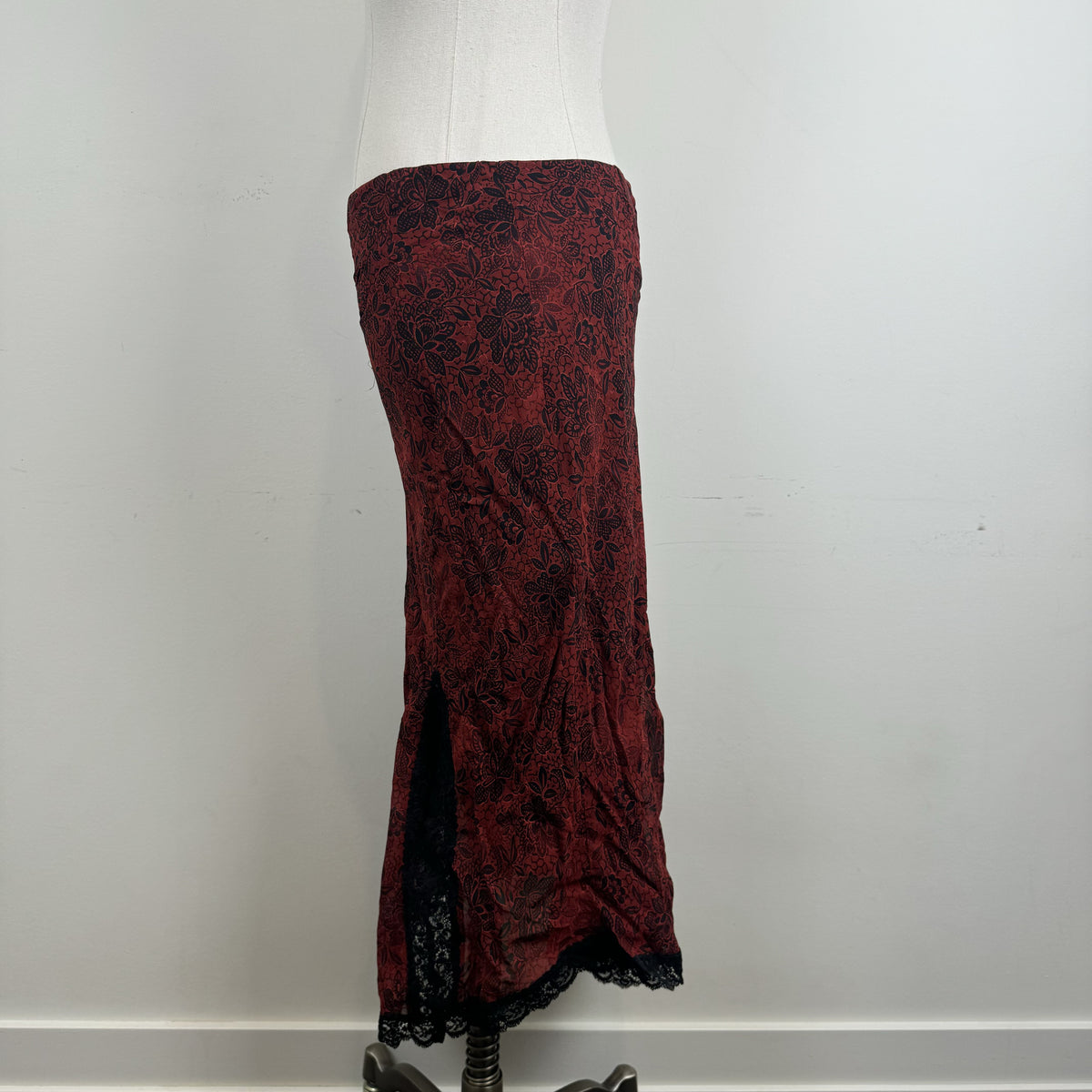 Y2K Red Floral Mesh Overlay Midi Skirt with Black Lace Trim – view 3