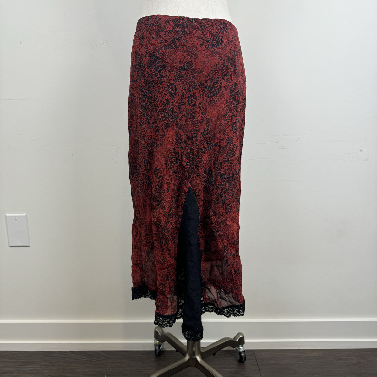 Y2K Red Floral Mesh Overlay Midi Skirt with Black Lace Trim – view 4