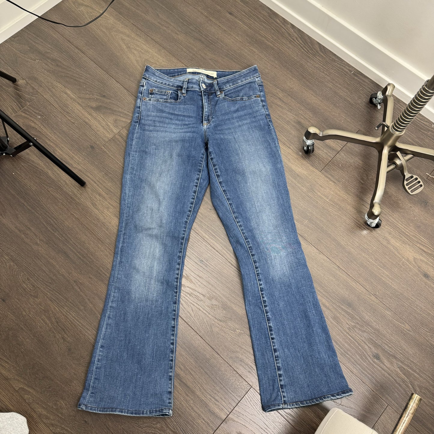 Gap Classic Bootcut Jeans – view 2