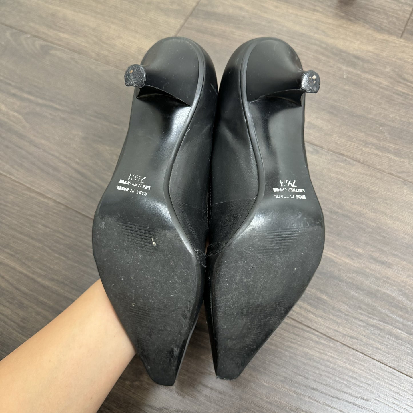 Black Horseshoe Buckle Pointed Toe Kitten Heels (US7.5) – view 3