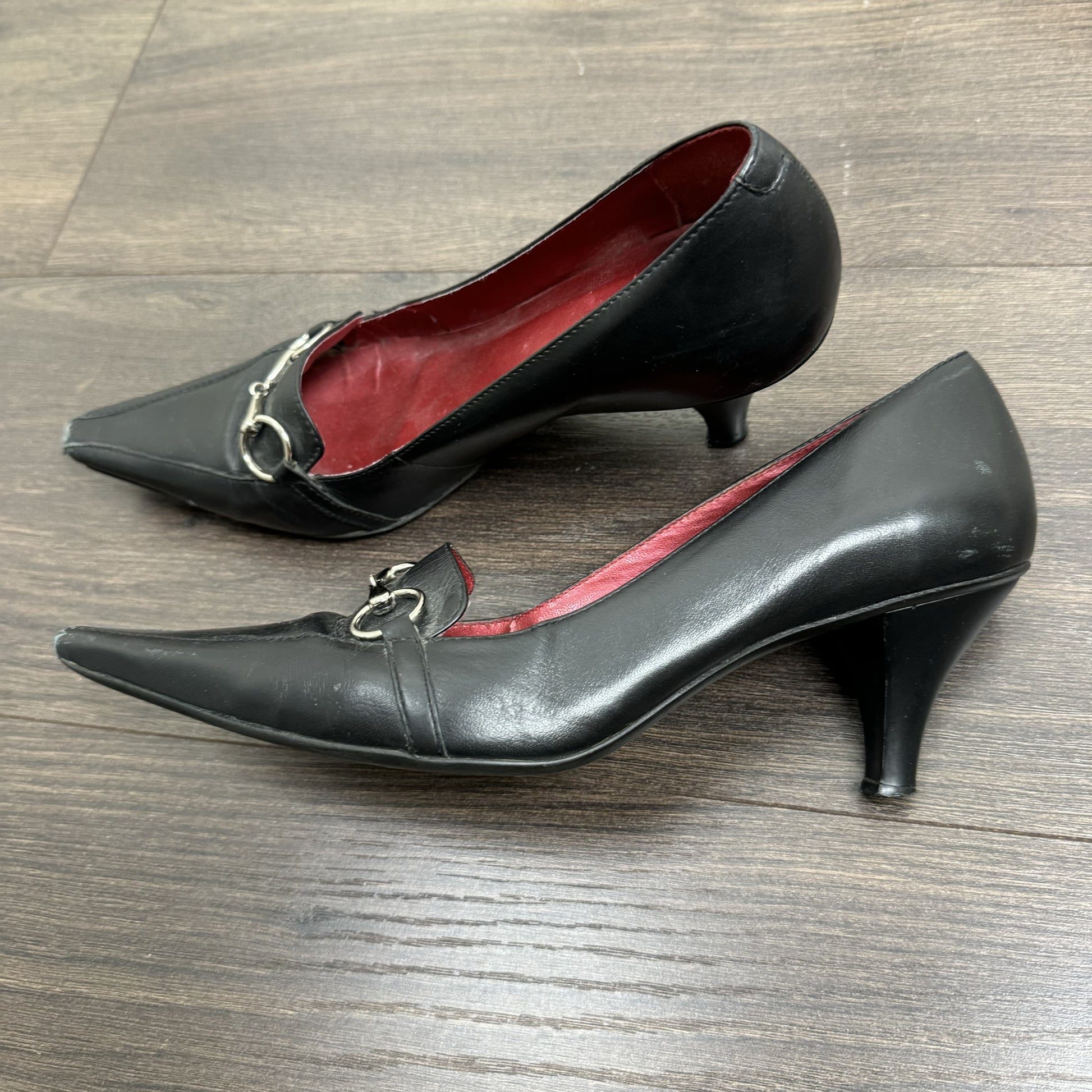 Black Horseshoe Buckle Pointed Toe Kitten Heels (US7.5) – view 4