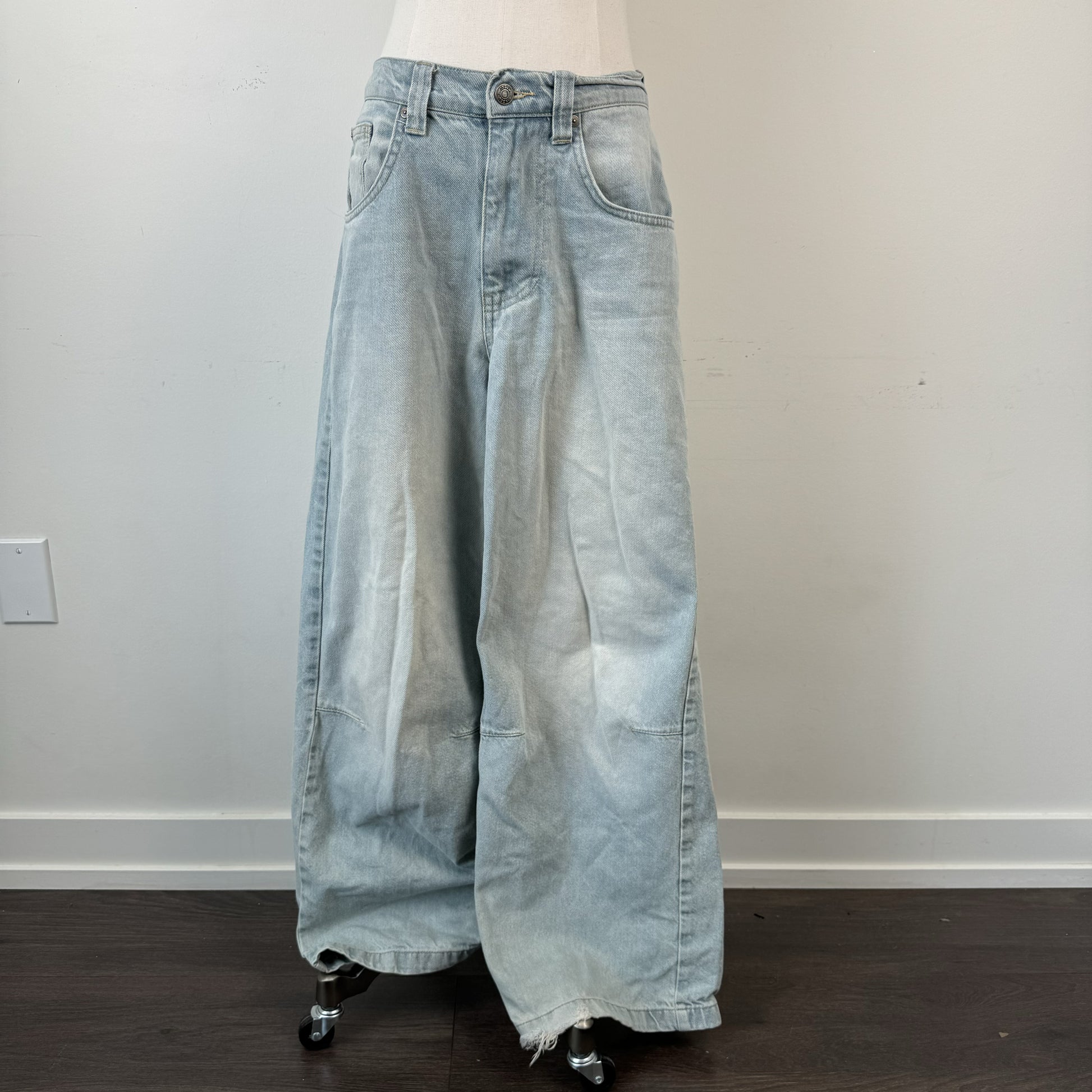 Faded Low Rise Baggy Jeans – view 4