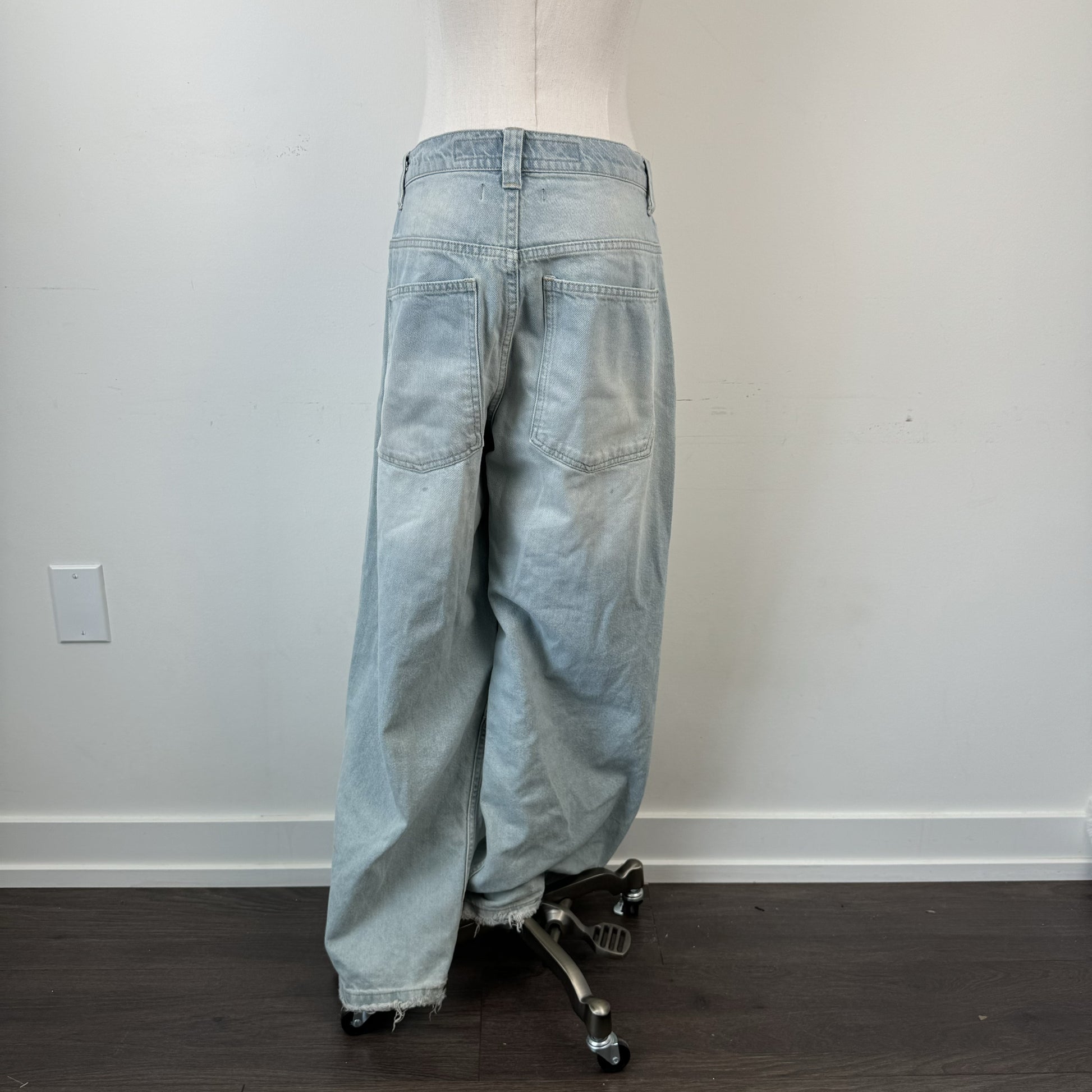Faded Low Rise Baggy Jeans – view 6