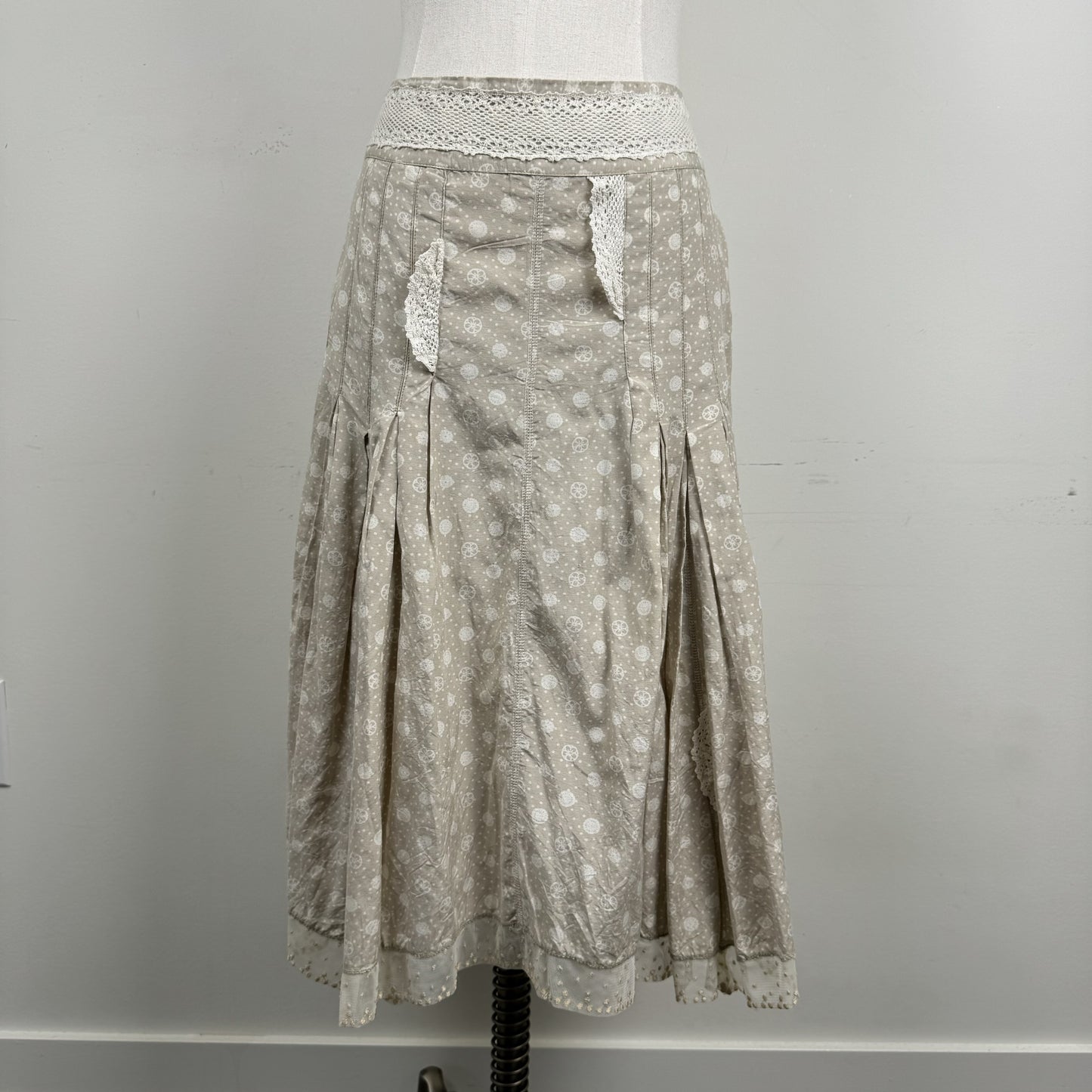 Vintage Beige Floral Mesh and Crochet Pleated Midi Skirt – view 1