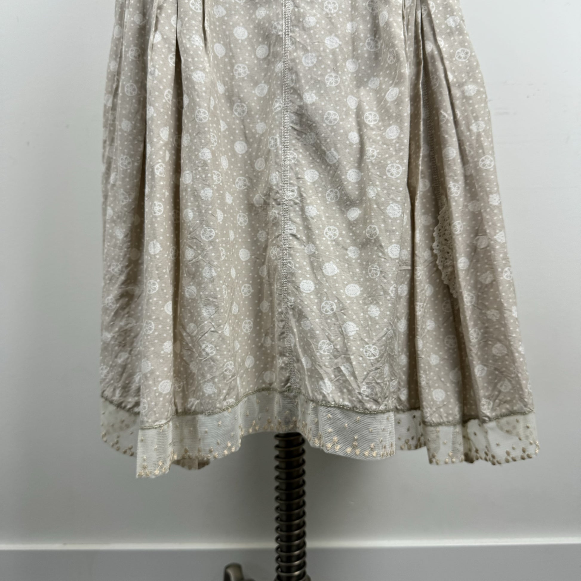 Vintage Beige Floral Mesh and Crochet Pleated Midi Skirt – view 4