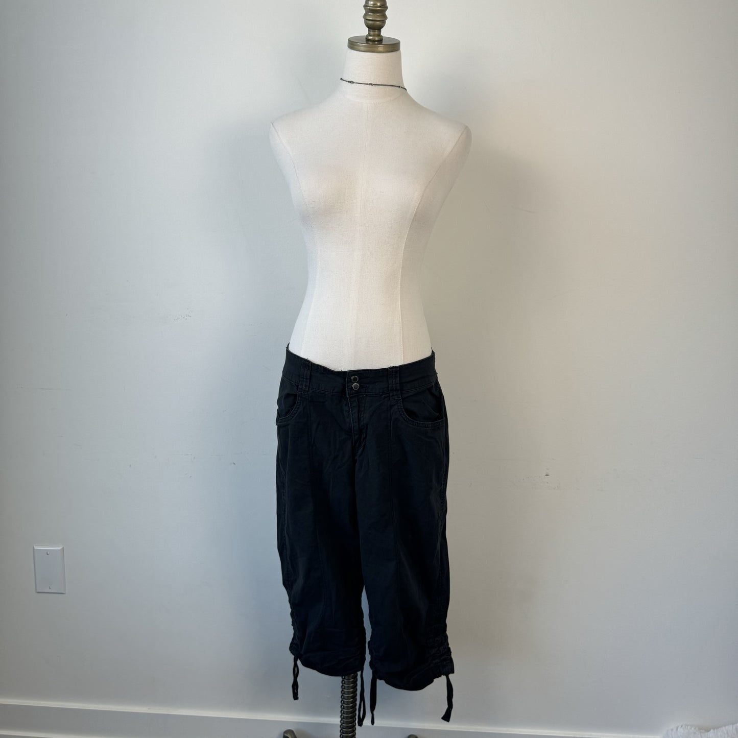 Y2K Cleo Black Low Rise Cargo Capris – view 2