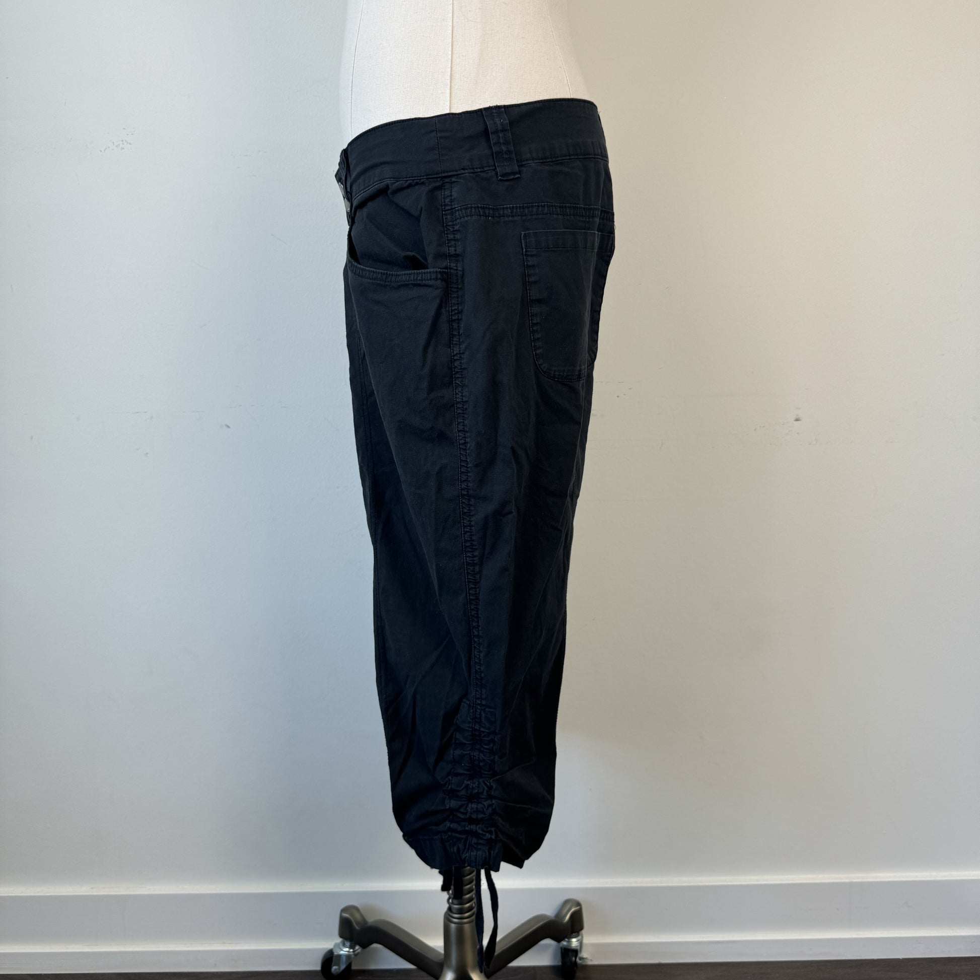 Y2K Cleo Black Low Rise Cargo Capris – view 4