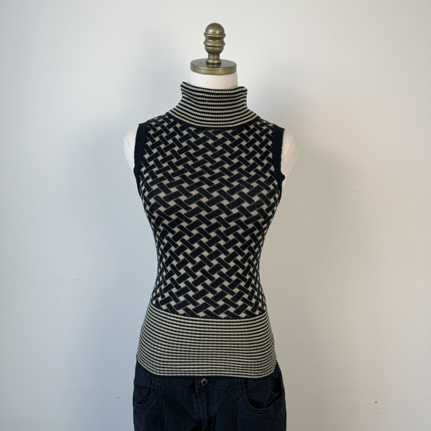 Le Chateau Vintage Patterned Striped Sleeveless Turtleneck Sweater – view 2