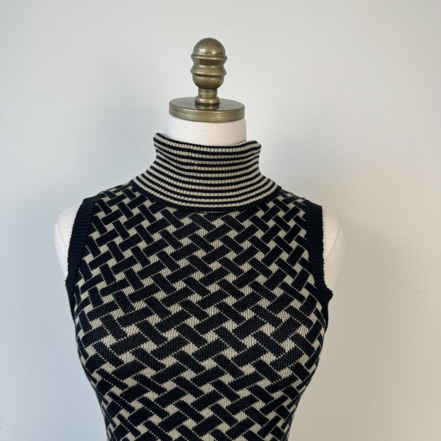 Le Chateau Vintage Patterned Striped Sleeveless Turtleneck Sweater – view 6