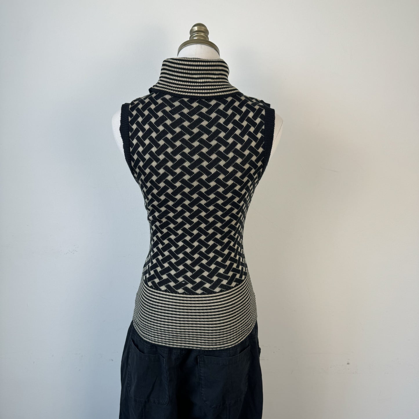 Le Chateau Vintage Patterned Striped Sleeveless Turtleneck Sweater – view 4