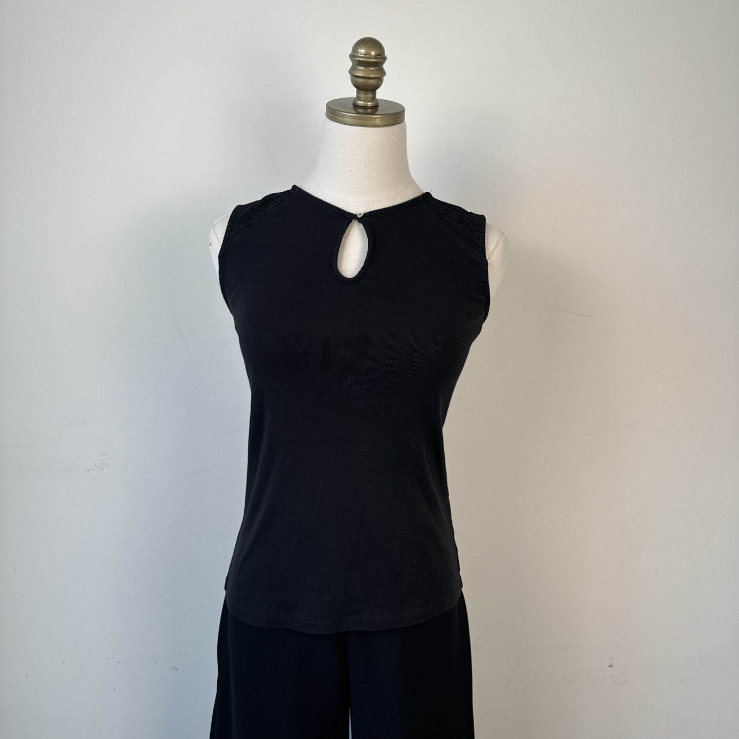 RW&Co Black Boat Neck Fitted Top with Keyhole Detail – view 4