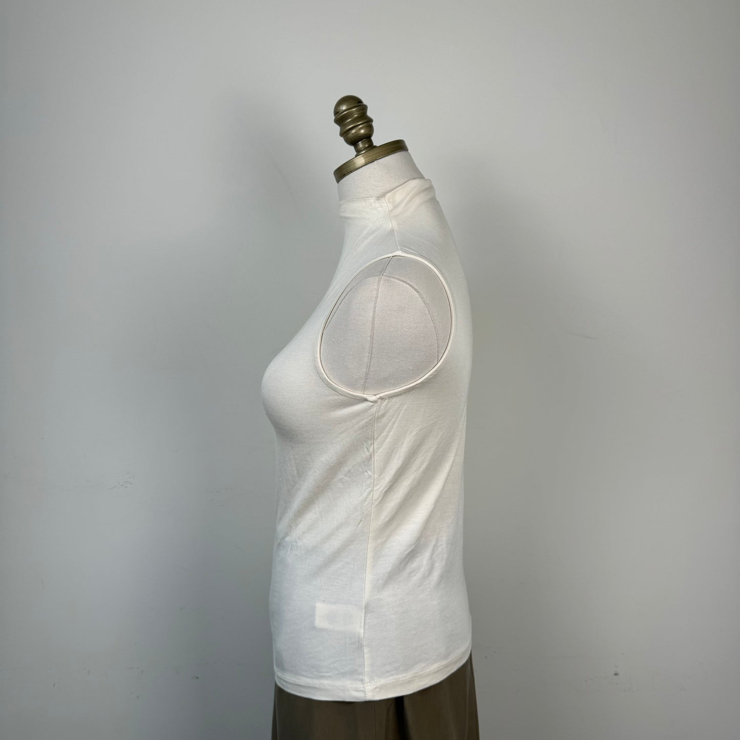 Christian Siriano Cream Mock Neck Fitted Sleeveless Blouse
