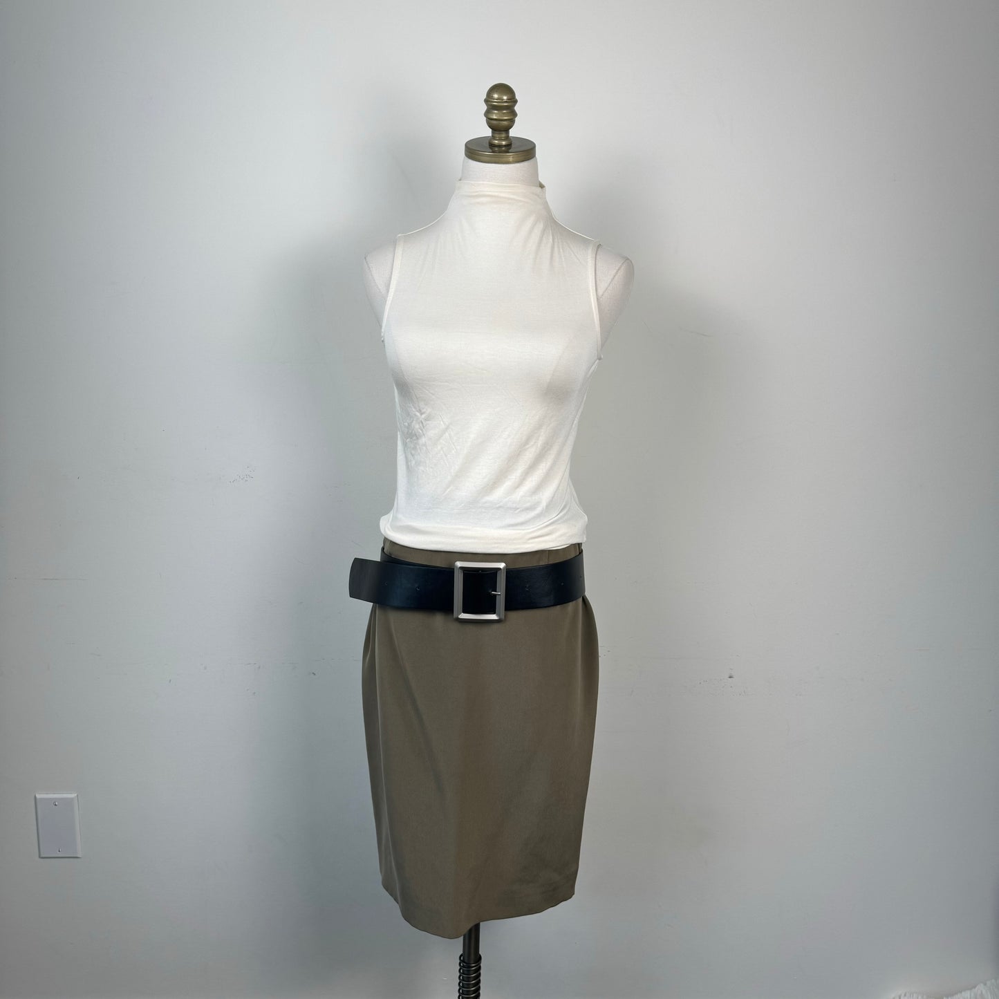 Christian Siriano Cream Mock Neck Fitted Sleeveless Blouse