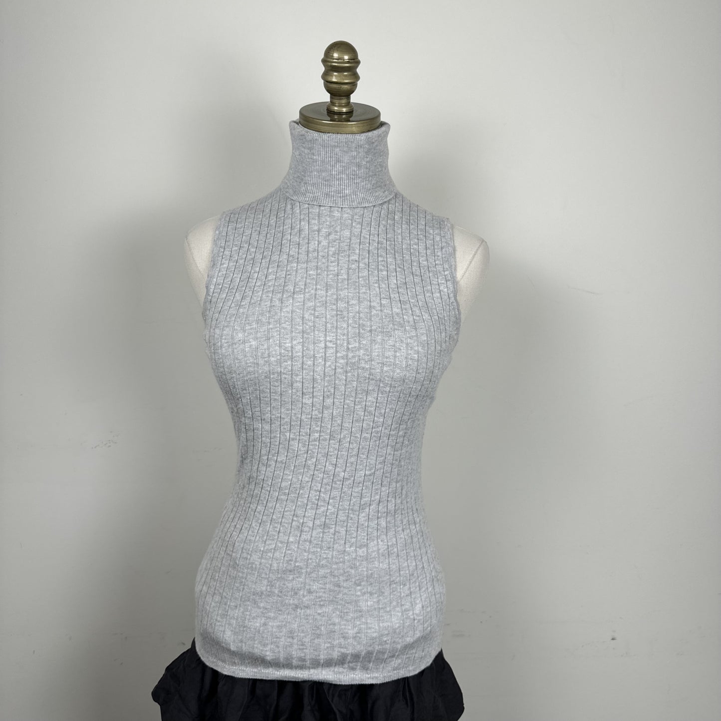 RW&Co Light Grey Sleeveless Ribbed Turtleneck Top