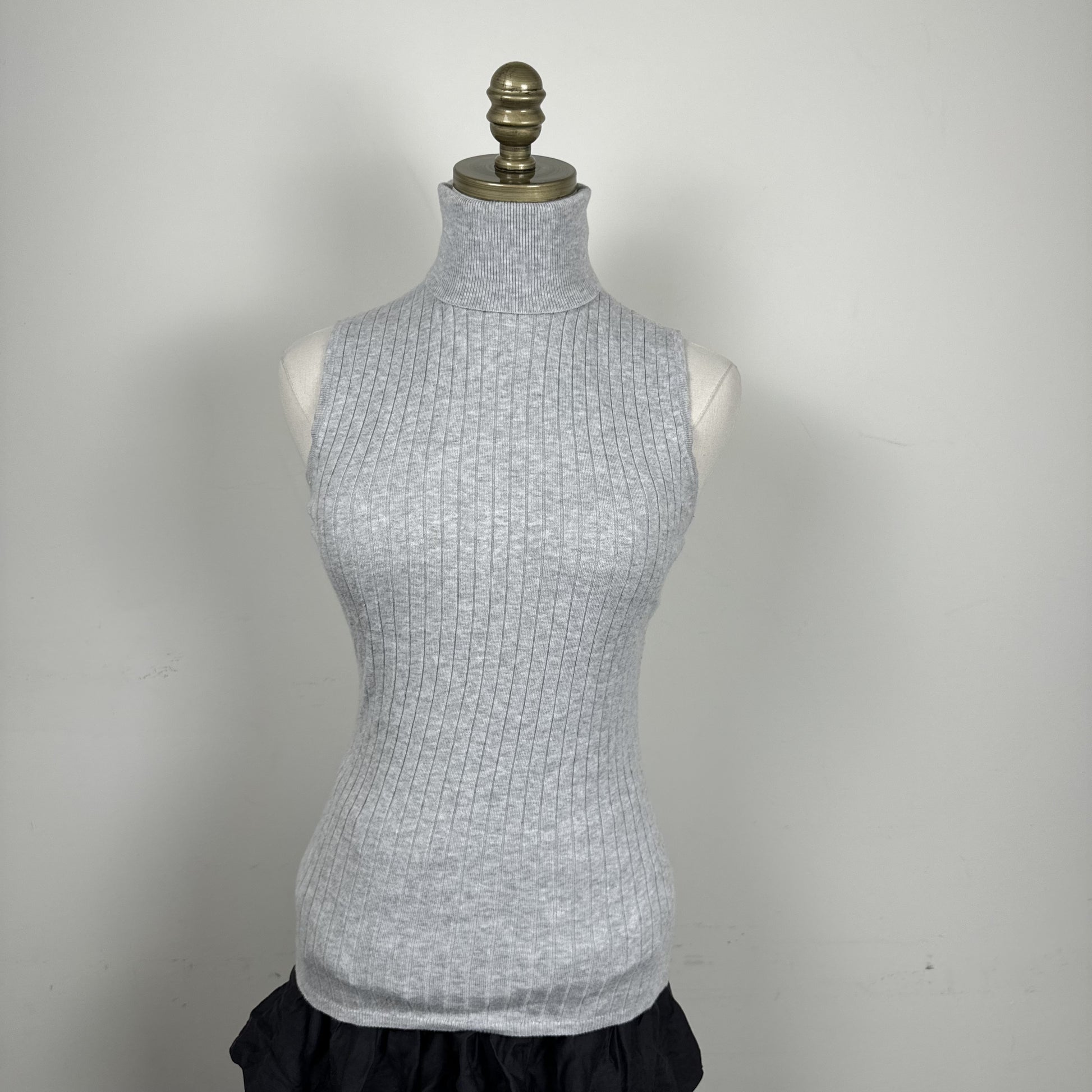 RW&Co Light Grey Sleeveless Ribbed Turtleneck Top