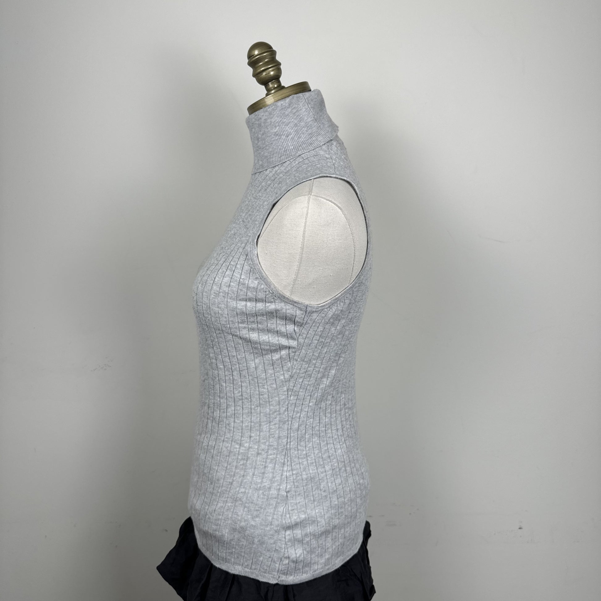 RW&Co Light Grey Sleeveless Ribbed Turtleneck Top – view 3