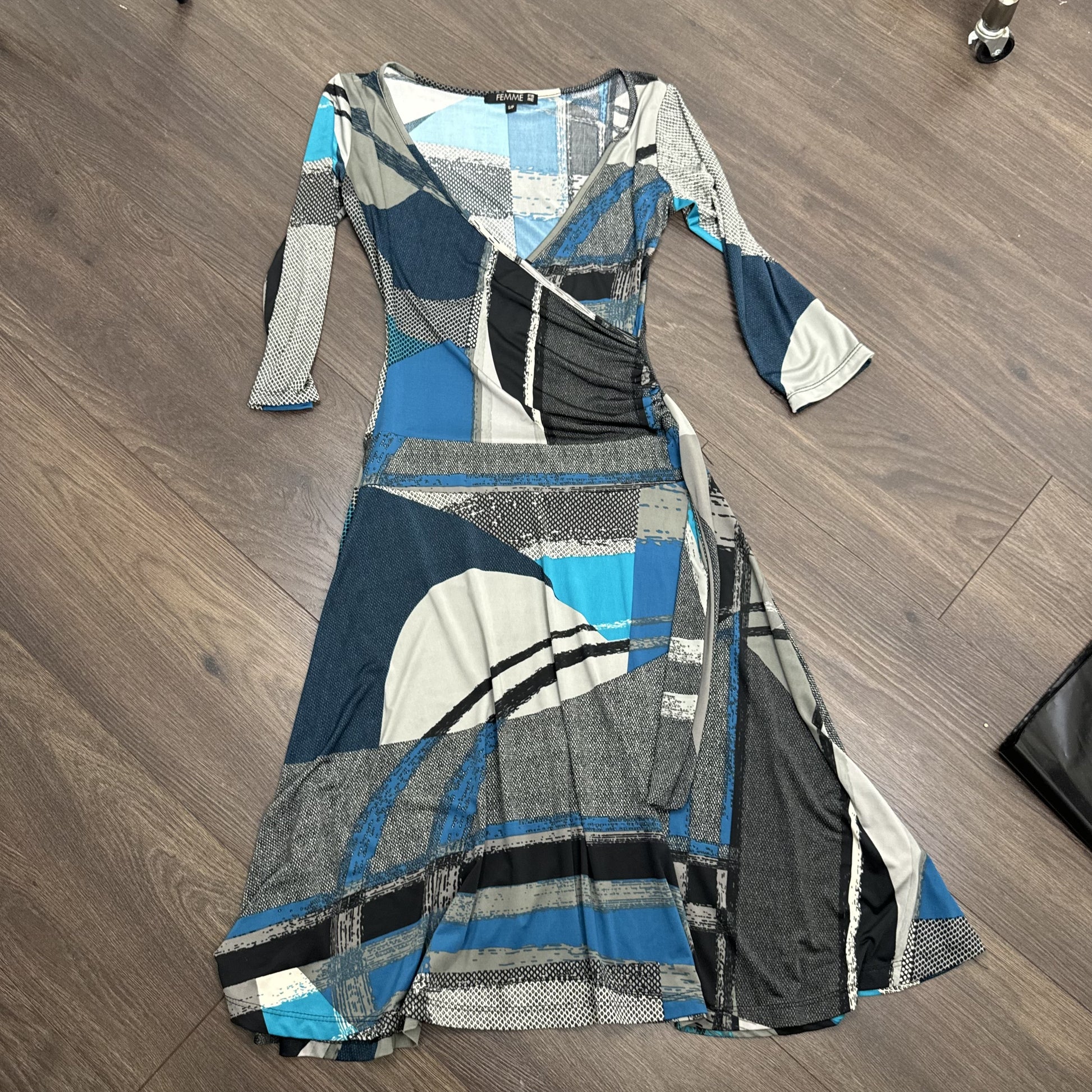 90s Femme Graphic Print Wrap Midi Dress with Tie Waist – view 11