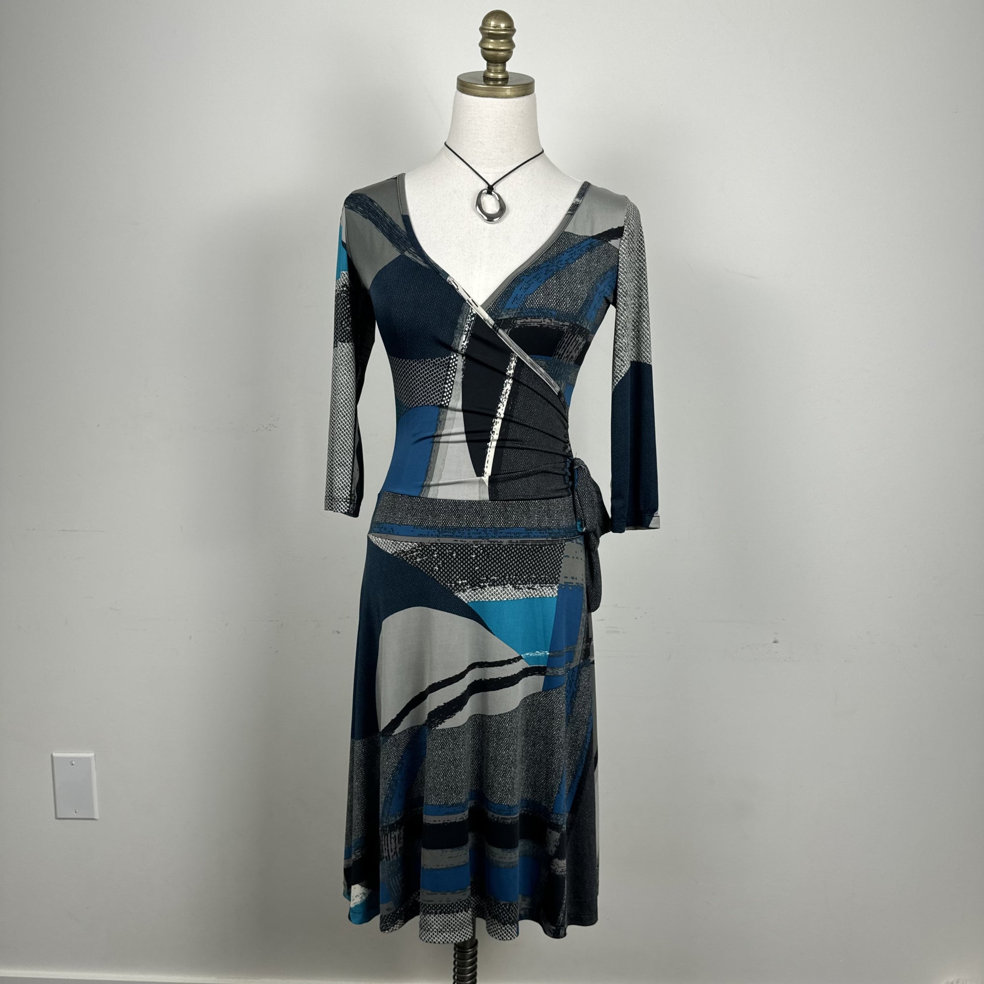 90s Femme Graphic Print Wrap Midi Dress with Tie Waist – view 2