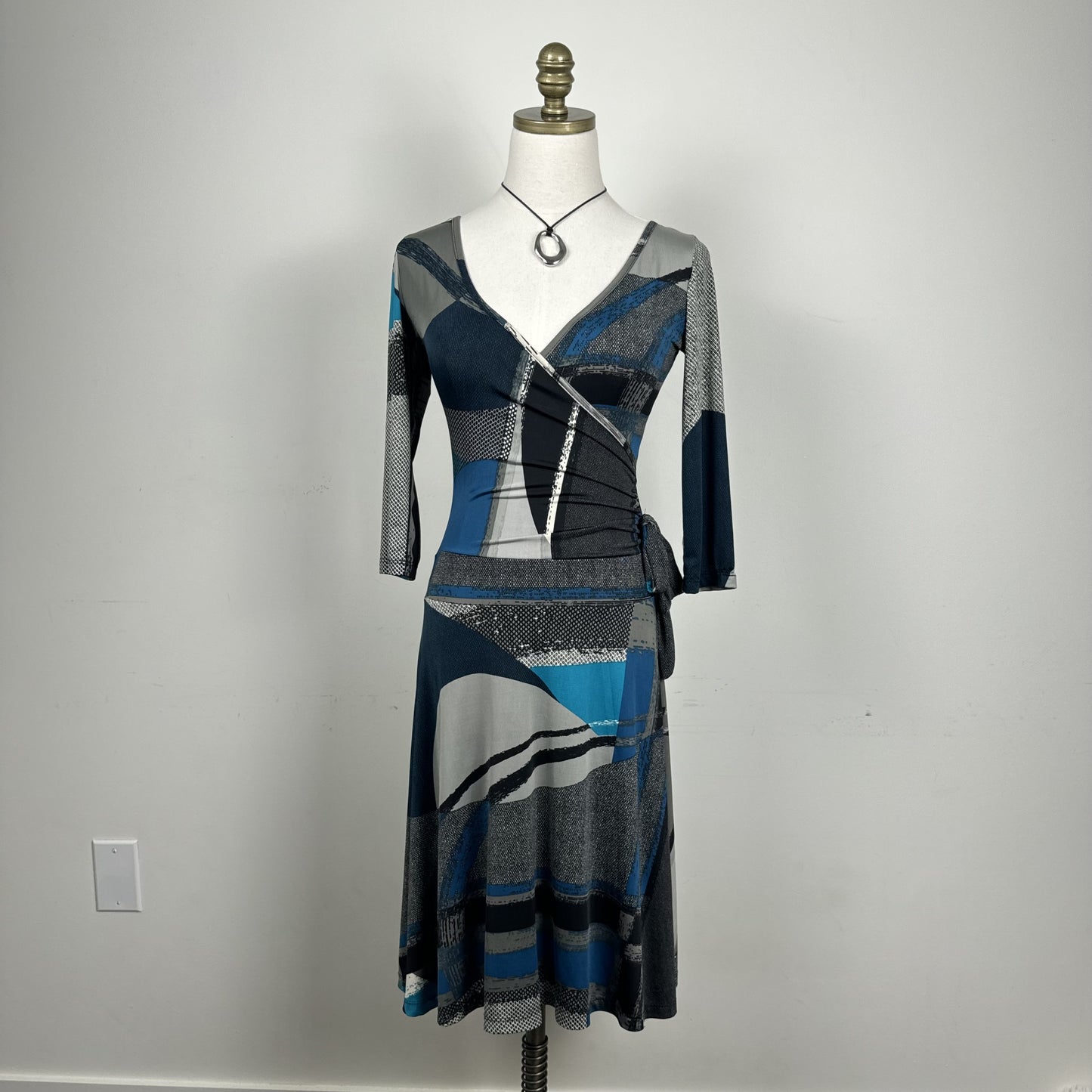 90s Femme Graphic Print Wrap Midi Dress with Tie Waist – view 3