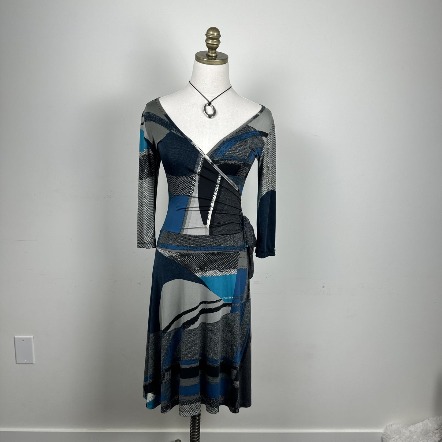 90s Femme Graphic Print Wrap Midi Dress with Tie Waist – view 4