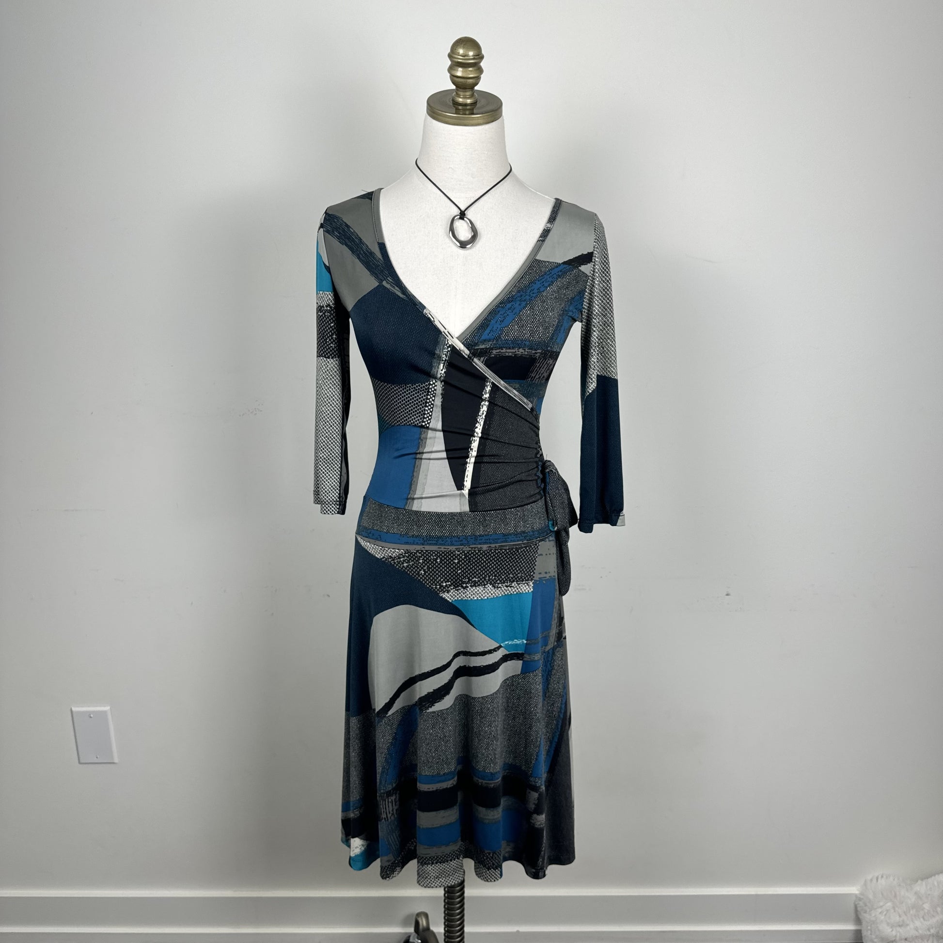 90s Femme Graphic Print Wrap Midi Dress with Tie Waist – view 5