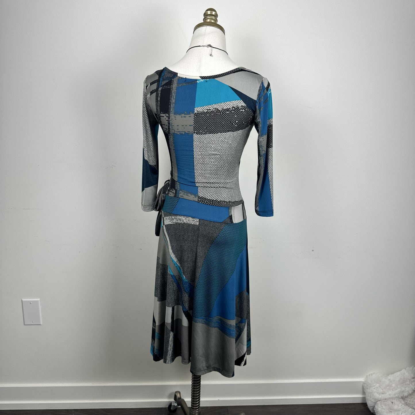 90s Femme Graphic Print Wrap Midi Dress with Tie Waist – view 7