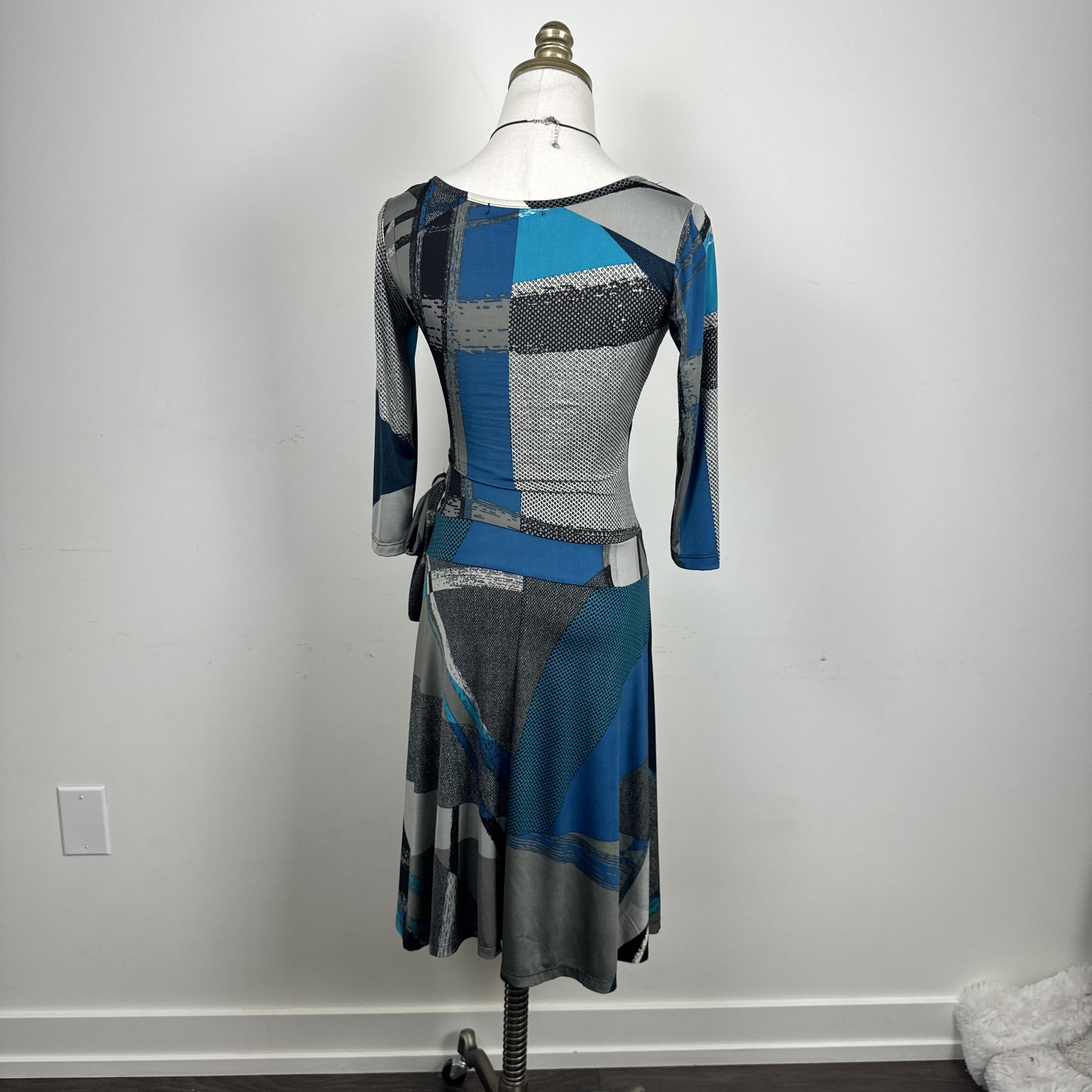 90s Femme Graphic Print Wrap Midi Dress with Tie Waist – view 7