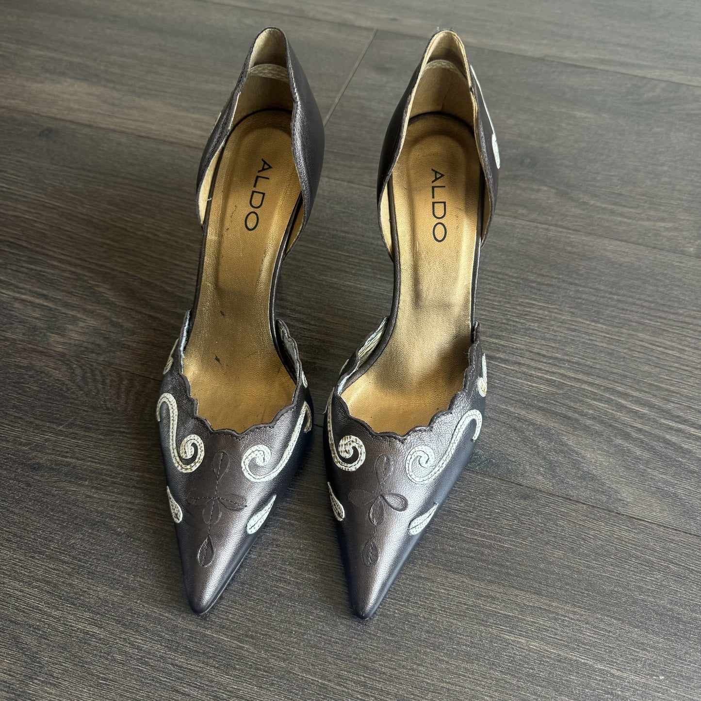Vintage Aldo Brown Leather Pointed Toe Kitten Heels with White Swirl Detail – view 3