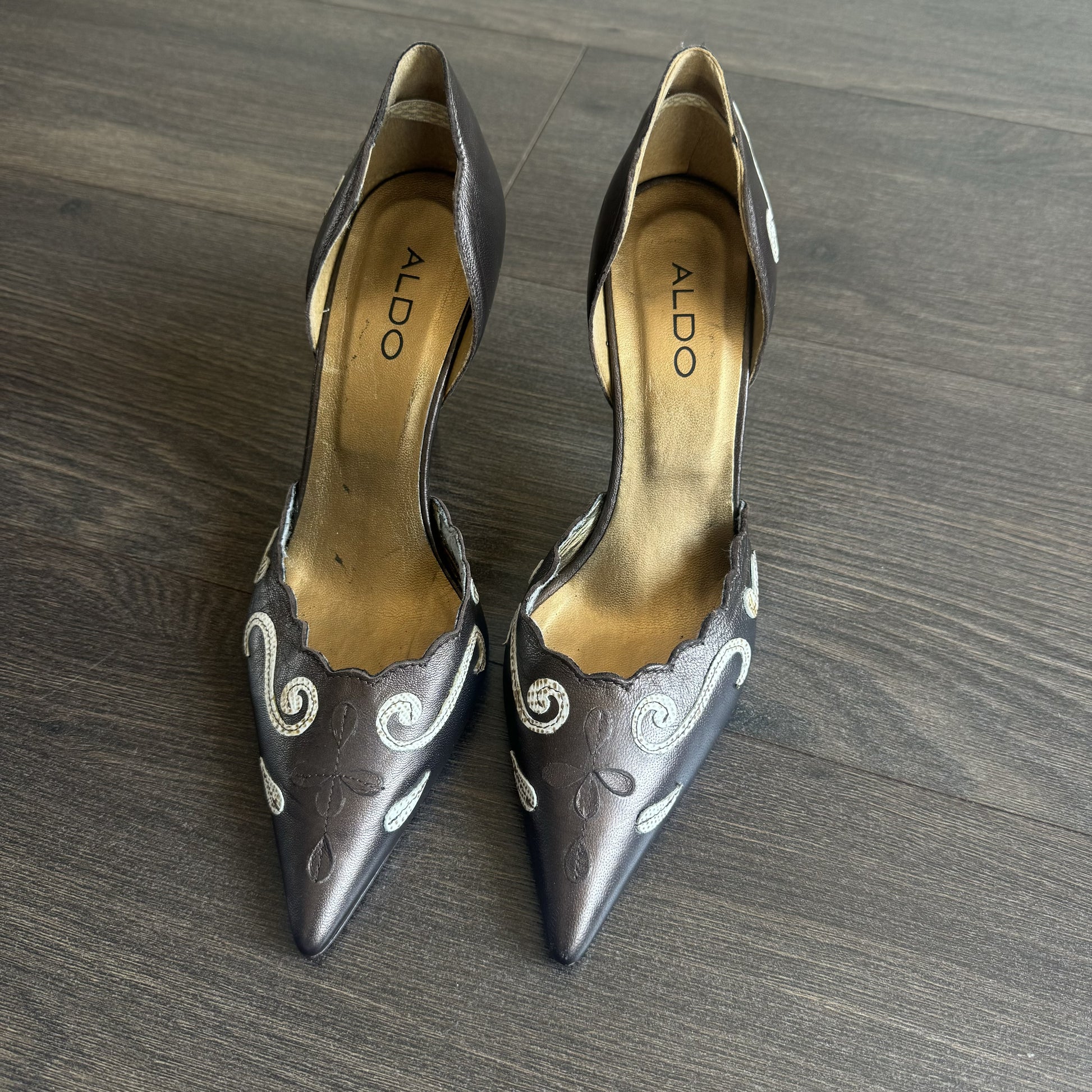 Vintage Aldo Brown Leather Pointed Toe Kitten Heels with White Swirl Detail – view 3