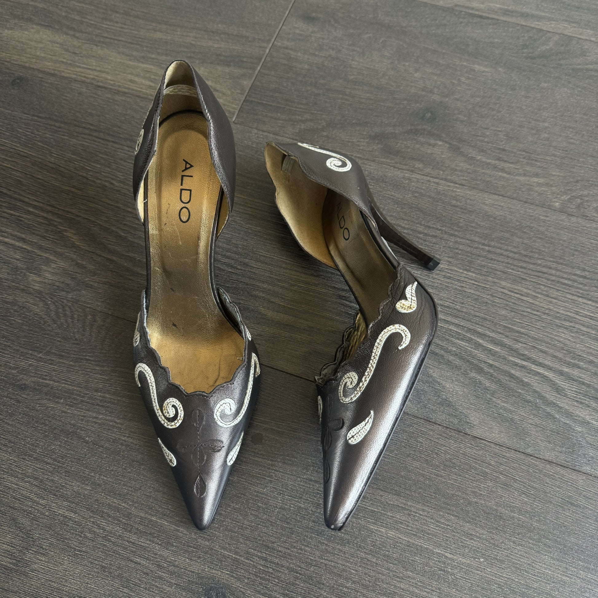 Vintage Aldo Brown Leather Pointed Toe Kitten Heels with White Swirl Detail – view 4
