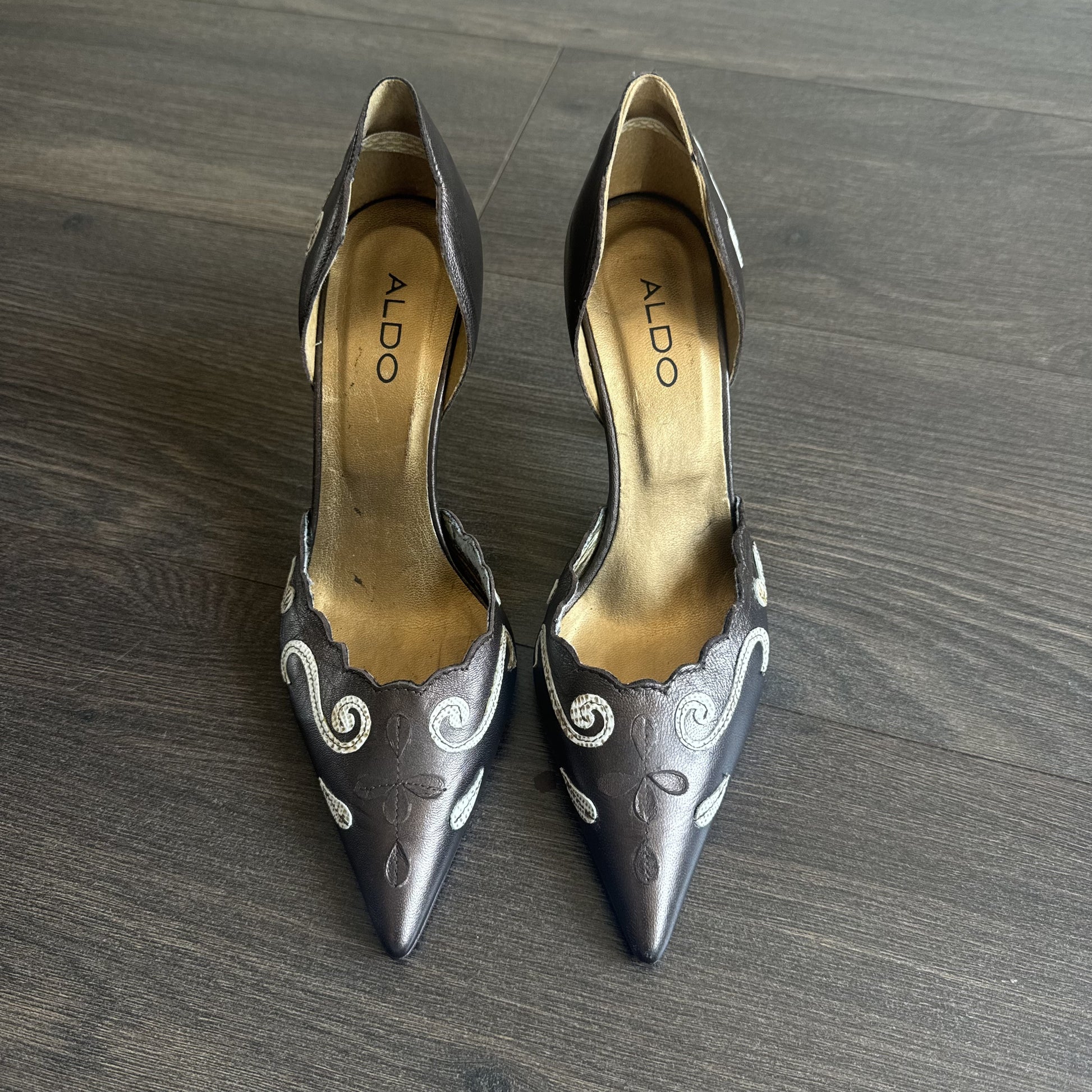 Vintage Aldo Brown Leather Pointed Toe Kitten Heels with White Swirl Detail – view 5