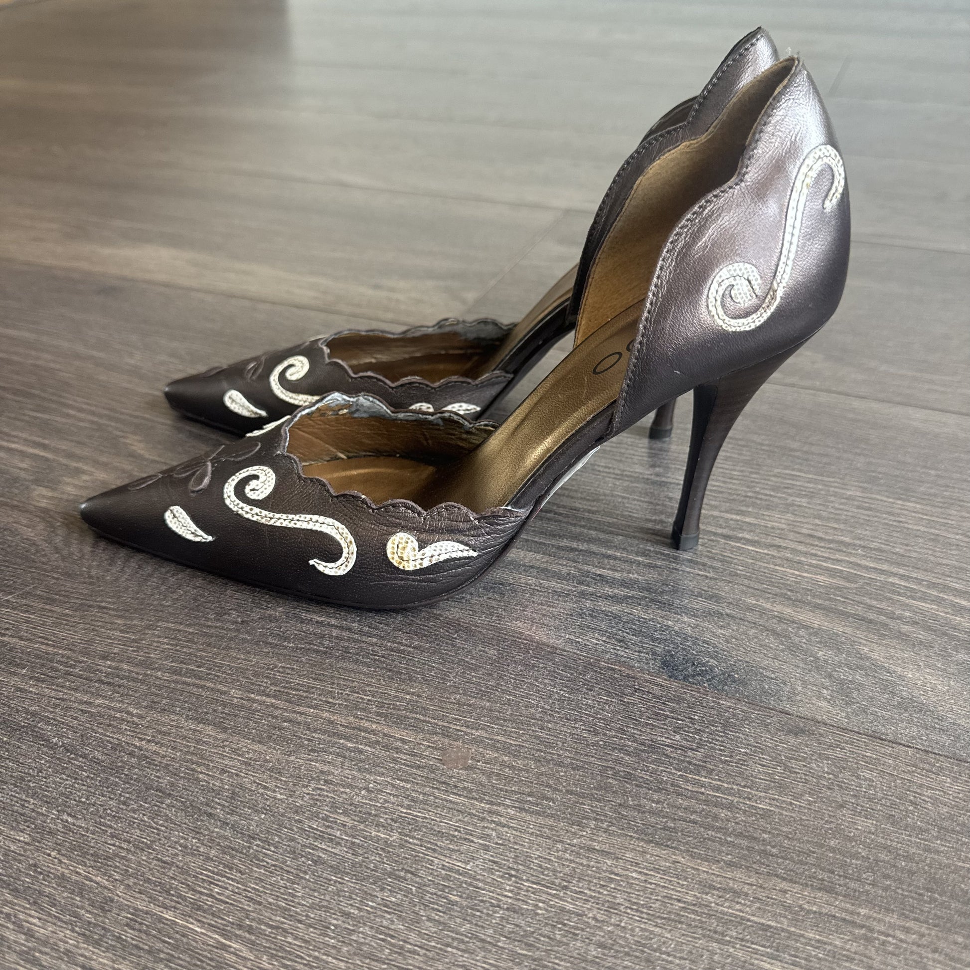 Vintage Aldo Brown Leather Pointed Toe Kitten Heels with White Swirl Detail – view 6