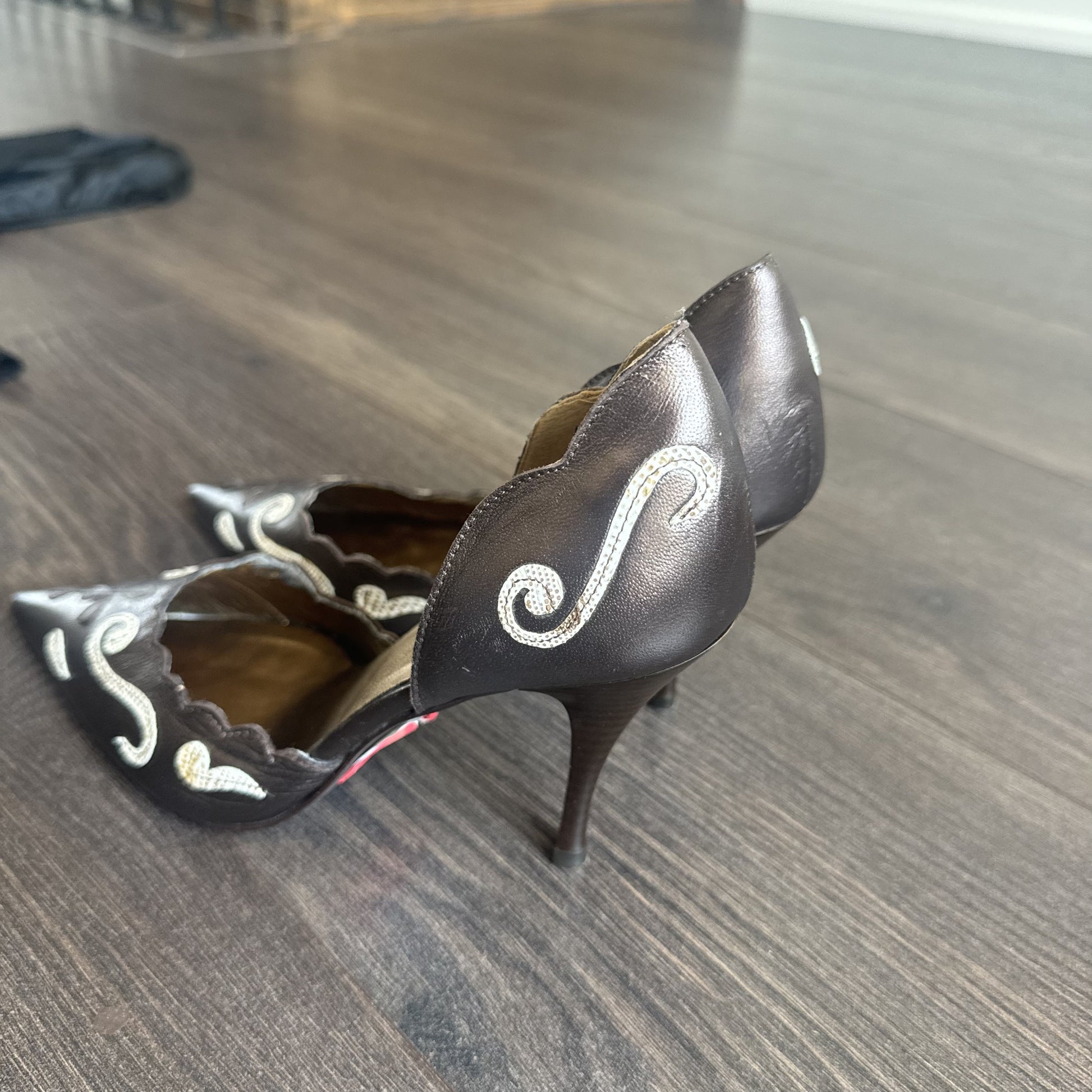 Vintage Aldo Brown Leather Pointed Toe Kitten Heels with White Swirl Detail – view 7