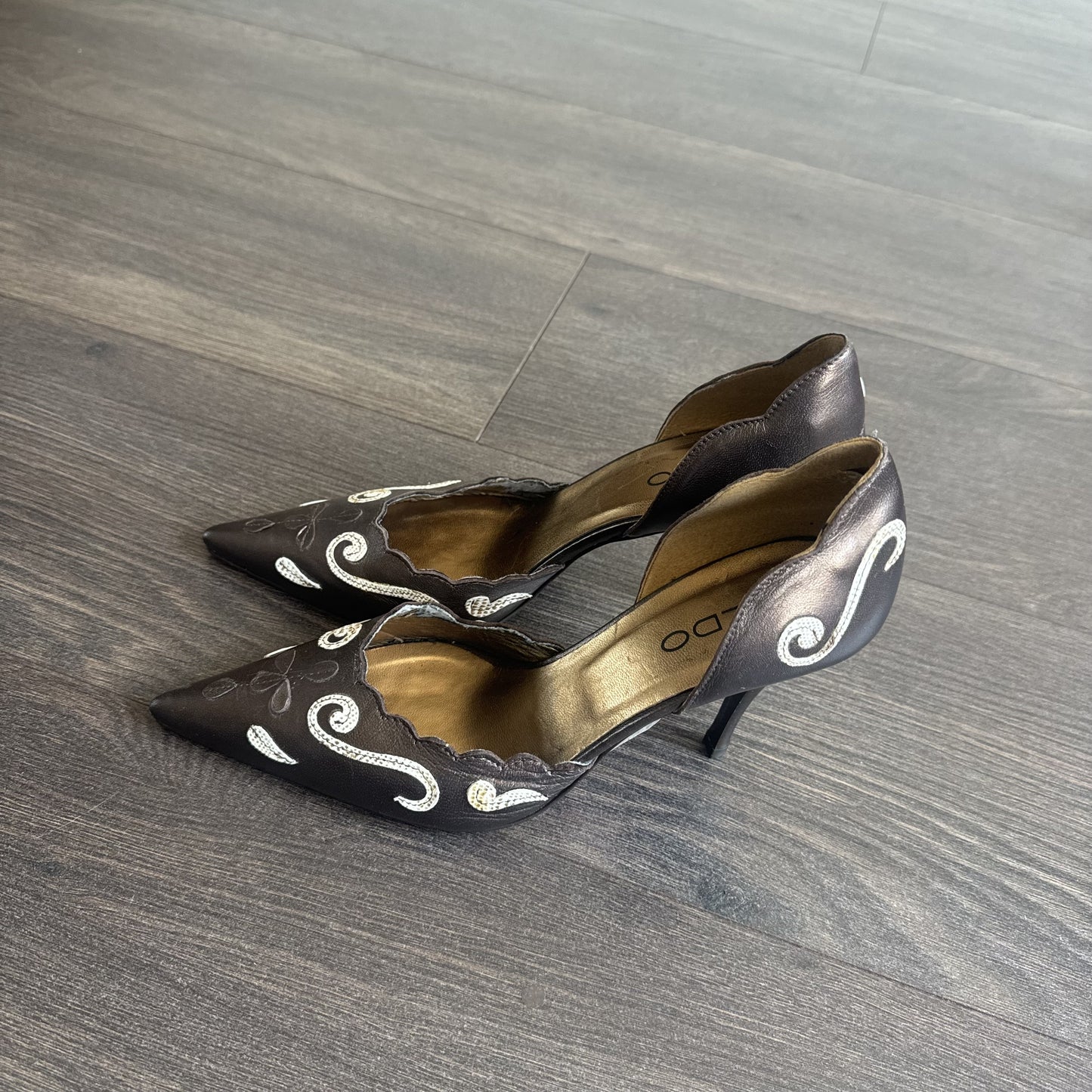 Vintage Aldo Brown Leather Pointed Toe Kitten Heels with White Swirl Detail – view 8