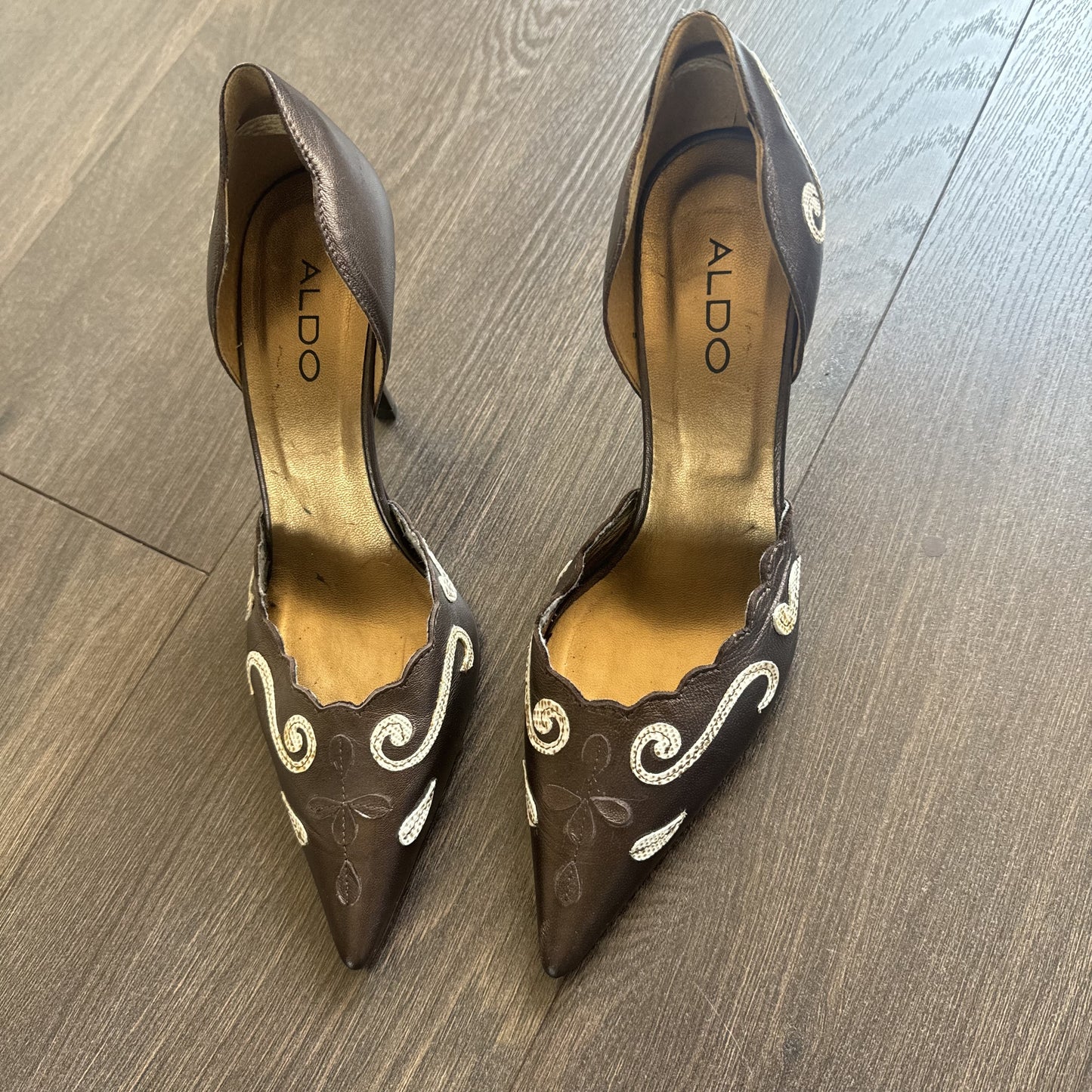 Vintage Aldo Brown Leather Pointed Toe Kitten Heels with White Swirl Detail – view 9
