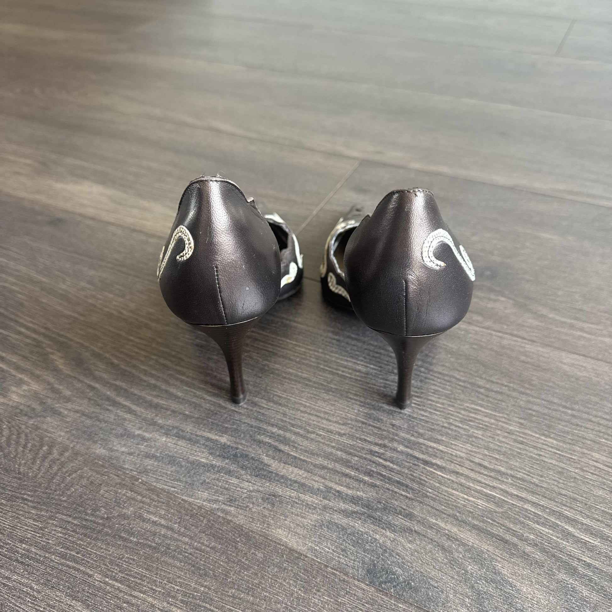 Vintage Aldo Brown Leather Pointed Toe Kitten Heels with White Swirl Detail – view 10
