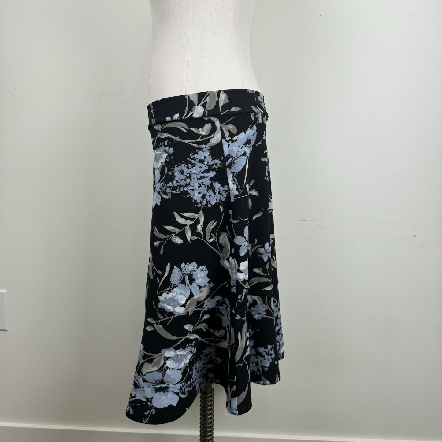 Vintage Vamp Black Floral Midi Skirt – view 2
