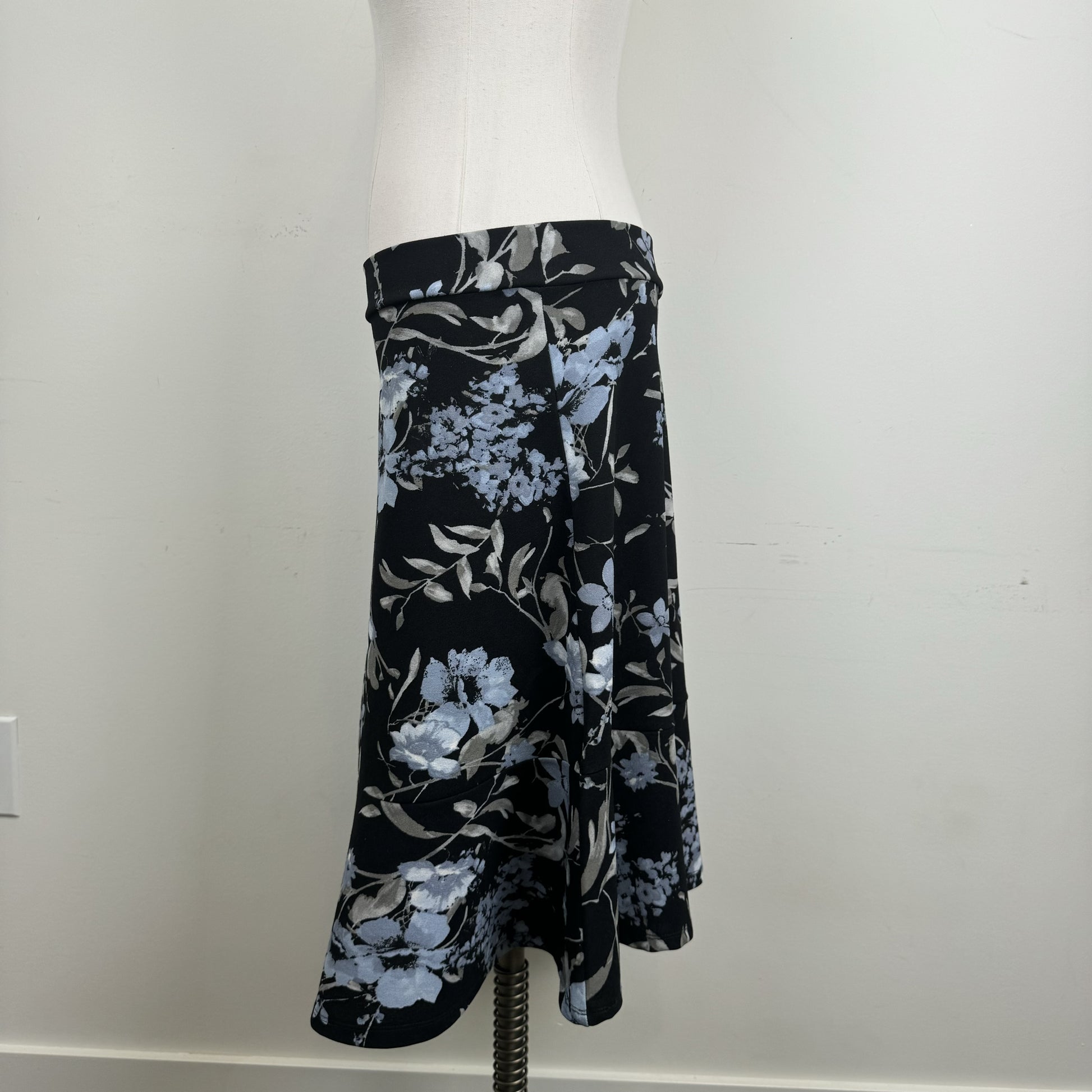 Vintage Vamp Black Floral Midi Skirt – view 2