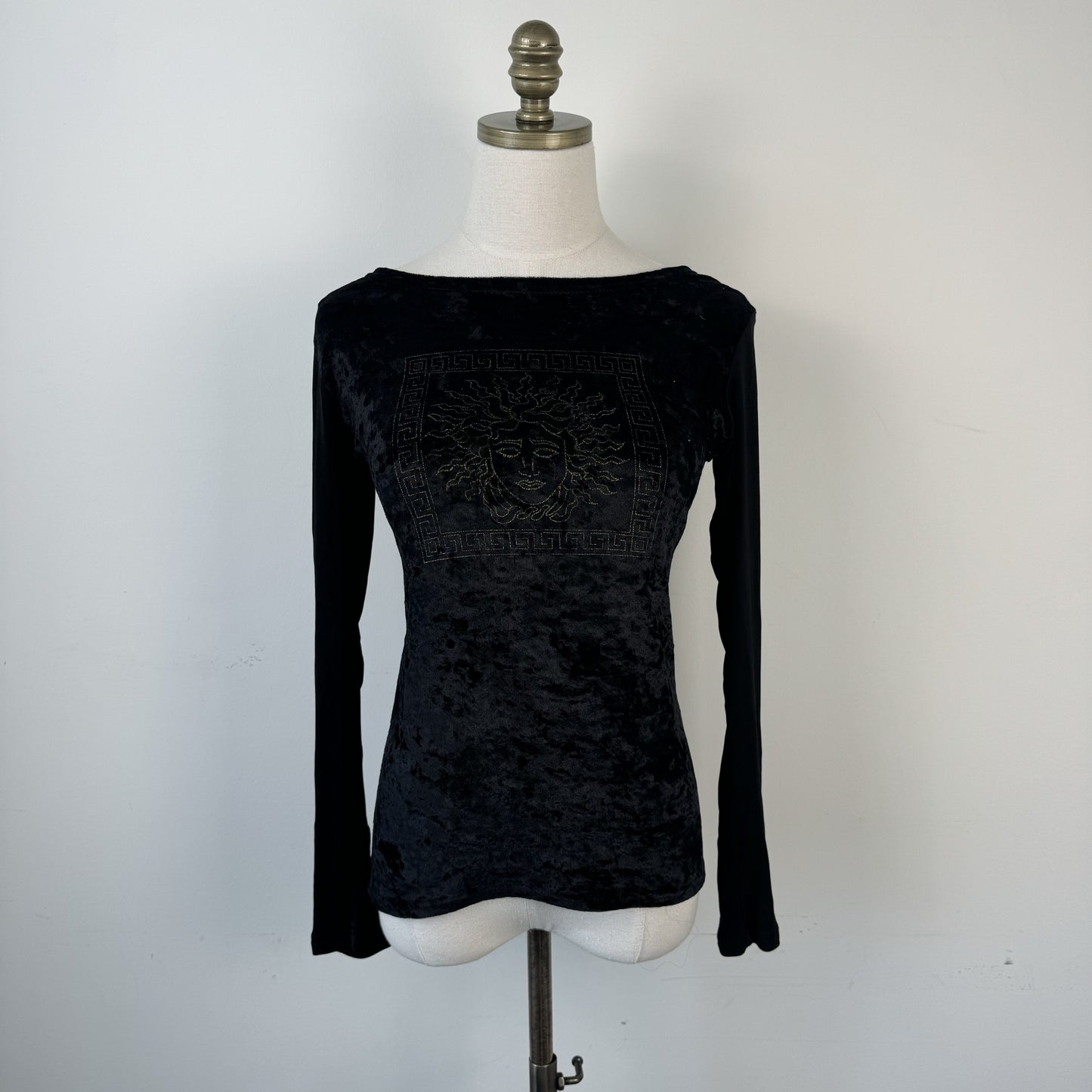 Vintage Black Velvet Medusa Graphic Boat Neck Long Sleeve Top – view 2