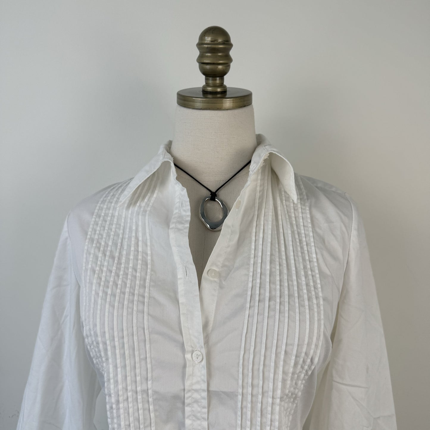 Vintage Suzy Shier White Fitted Pleated Button Up Shirt – view 7