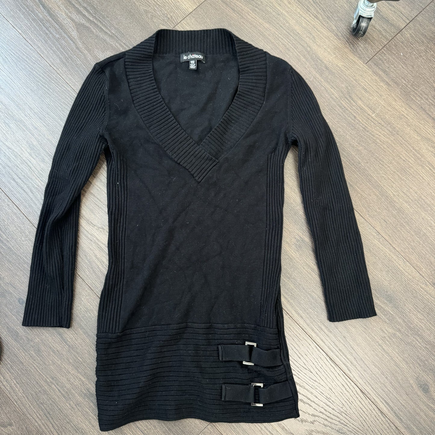 Le Chateau Black Fitted V-Neck Sweater with Buckle Waist Detail – view 9